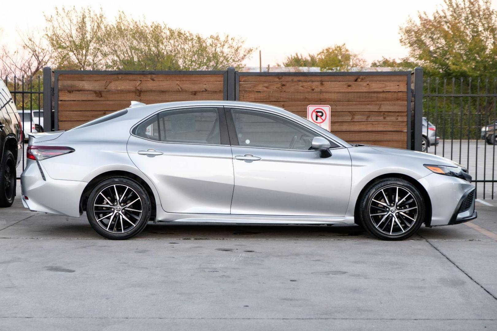 2021 SILVER Toyota Camry SE (4T1G11AK6MU) with an 2.5L L4 DOHC 16V engine, 8-Speed Automatic transmission, located at 2401 E Main St., Grand Prairie, TX, 75050, (972) 262-4440, 32.748981, -96.969643 - Photo#4