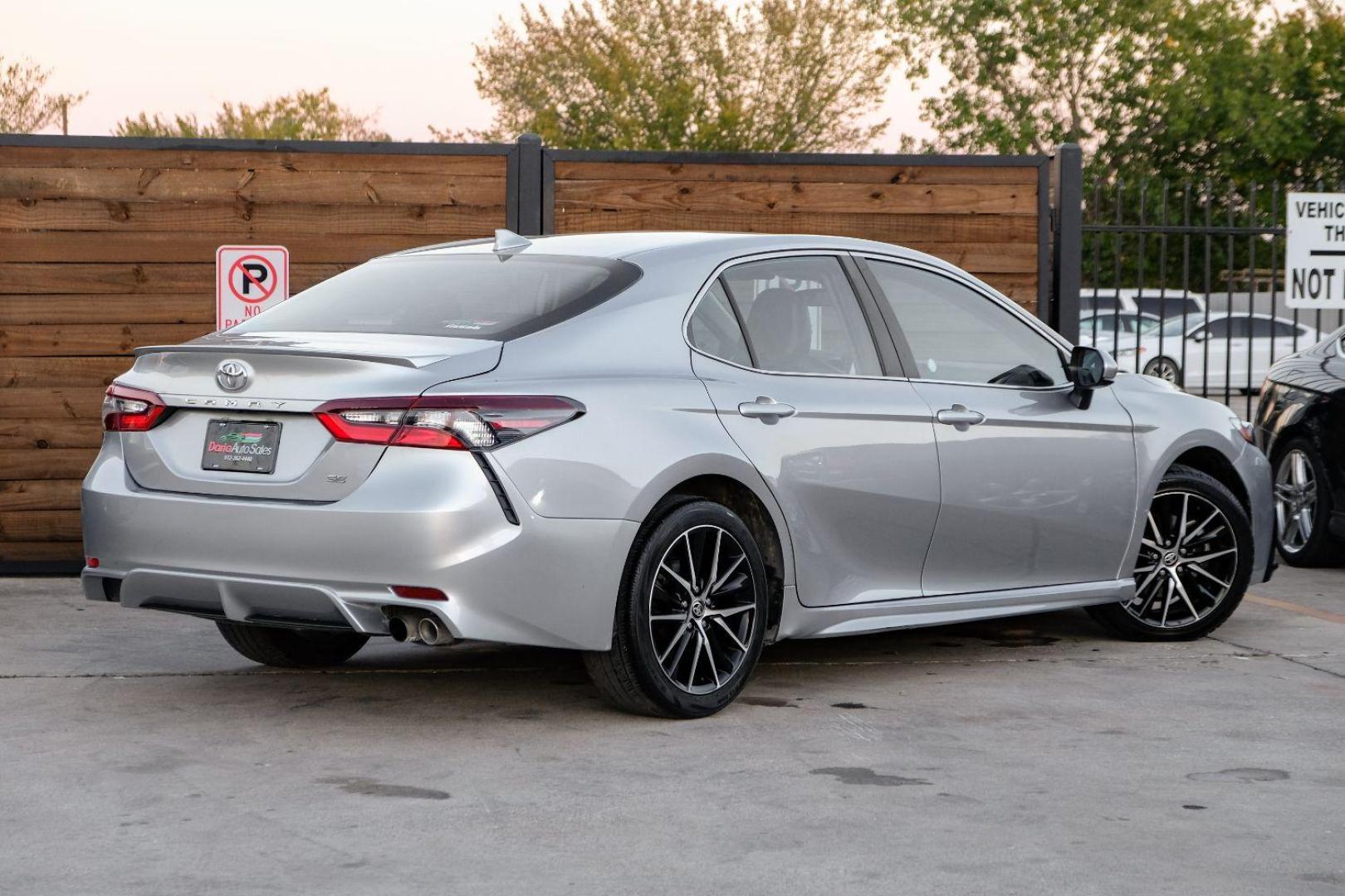 2021 SILVER Toyota Camry SE (4T1G11AK6MU) with an 2.5L L4 DOHC 16V engine, 8-Speed Automatic transmission, located at 2401 E Main St., Grand Prairie, TX, 75050, (972) 262-4440, 32.748981, -96.969643 - Photo#5