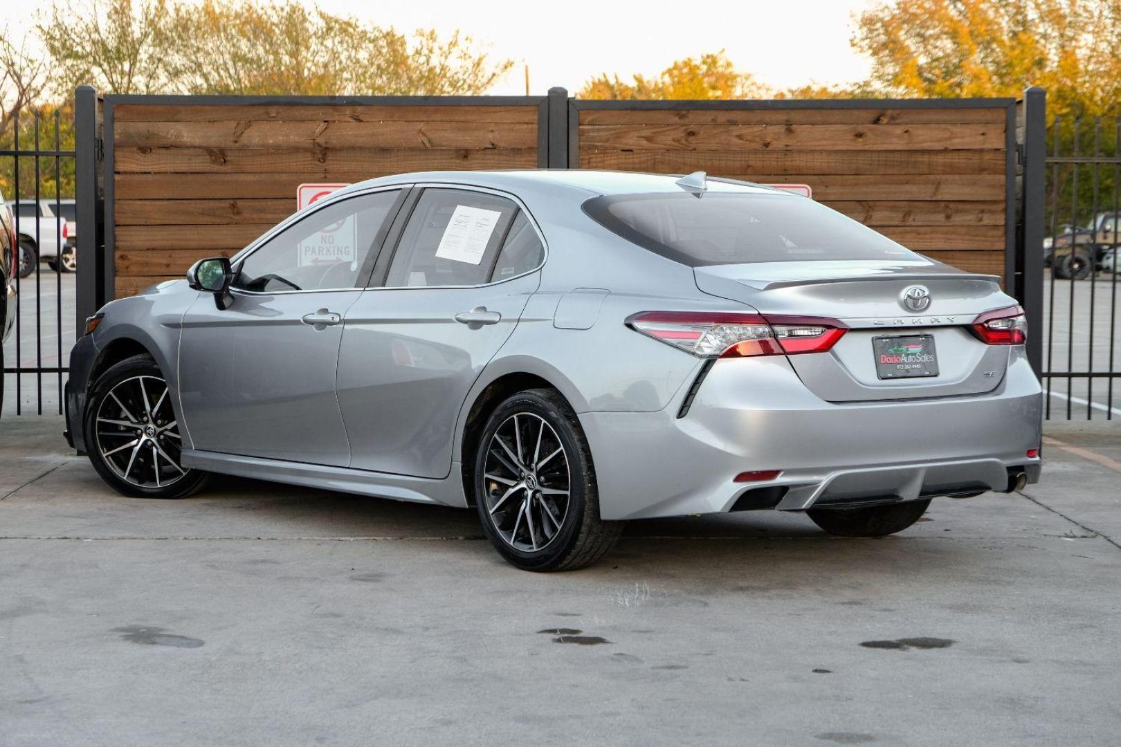 2021 SILVER Toyota Camry SE (4T1G11AK6MU) with an 2.5L L4 DOHC 16V engine, 8-Speed Automatic transmission, located at 2401 E Main St., Grand Prairie, TX, 75050, (972) 262-4440, 32.748981, -96.969643 - Photo#7