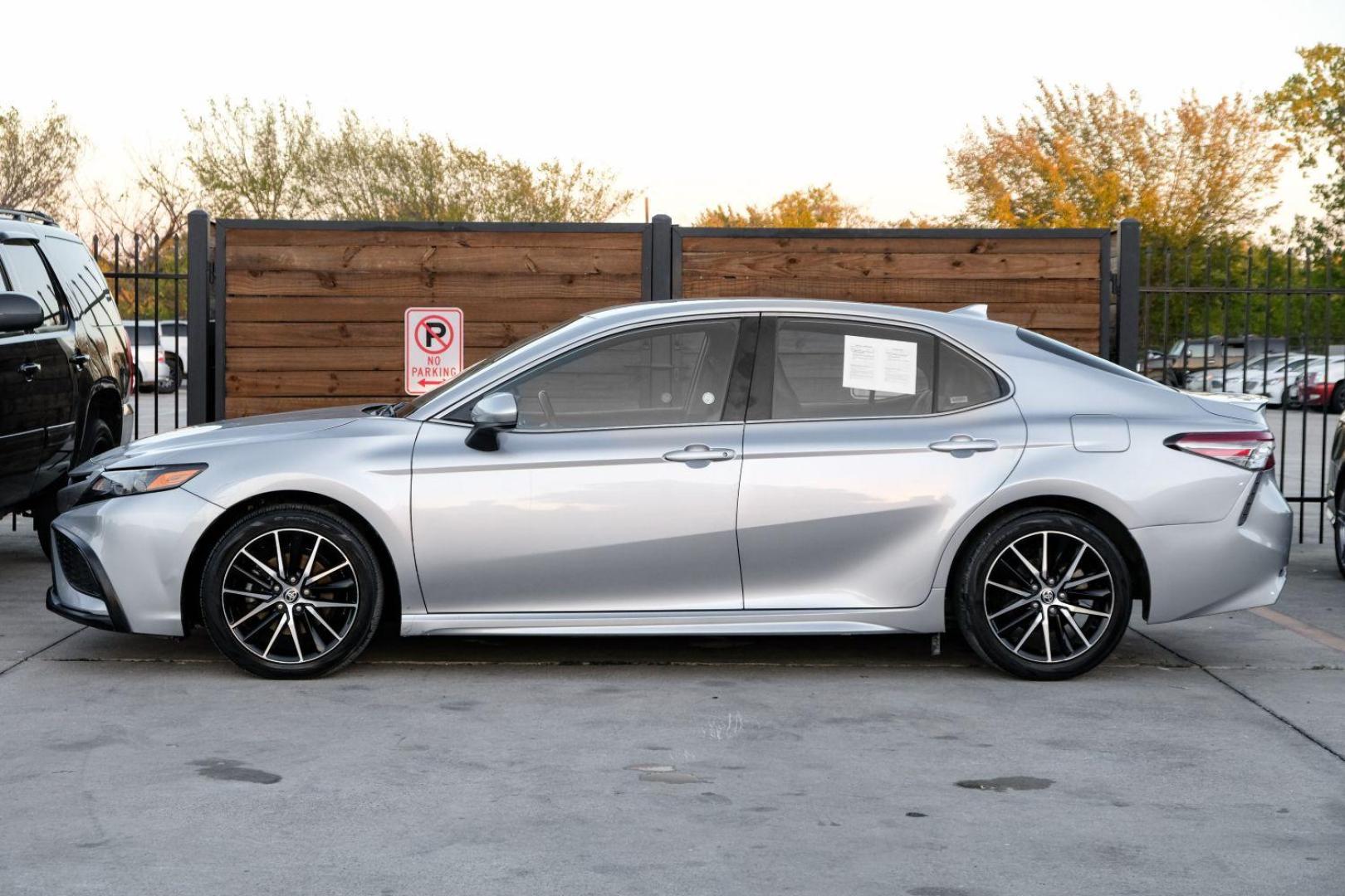 2021 SILVER Toyota Camry SE (4T1G11AK6MU) with an 2.5L L4 DOHC 16V engine, 8-Speed Automatic transmission, located at 2401 E Main St., Grand Prairie, TX, 75050, (972) 262-4440, 32.748981, -96.969643 - Photo#8