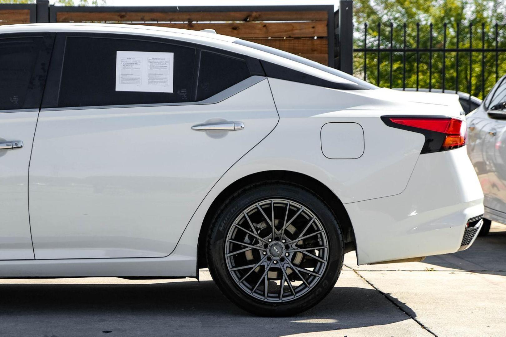 2020 white Nissan Altima 2.5 S (1N4BL4BV3LC) with an 2.5L L4 DOHC 16V engine, Continuously Variable Transmission transmission, located at 2401 E Main St., Grand Prairie, TX, 75050, (972) 262-4440, 32.748981, -96.969643 - Photo#10