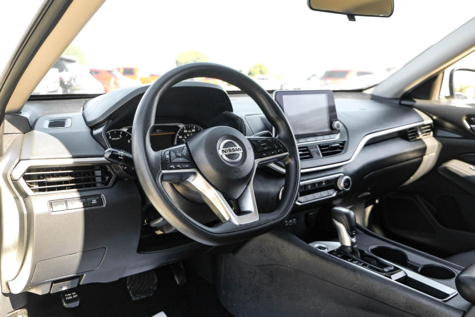 2020 white Nissan Altima 2.5 S (1N4BL4BV3LC) with an 2.5L L4 DOHC 16V engine, Continuously Variable Transmission transmission, located at 2401 E Main St., Grand Prairie, TX, 75050, (972) 262-4440, 32.748981, -96.969643 - Photo#13