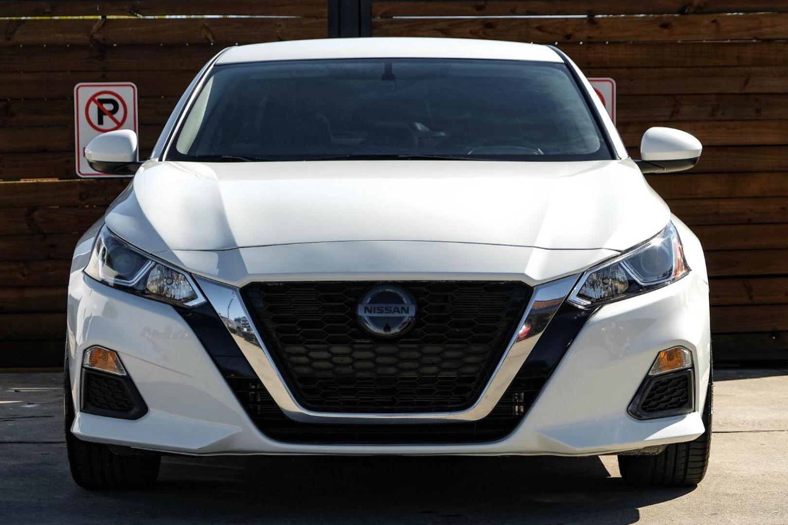 2020 white Nissan Altima 2.5 S (1N4BL4BV3LC) with an 2.5L L4 DOHC 16V engine, Continuously Variable Transmission transmission, located at 2401 E Main St., Grand Prairie, TX, 75050, (972) 262-4440, 32.748981, -96.969643 - Photo#2