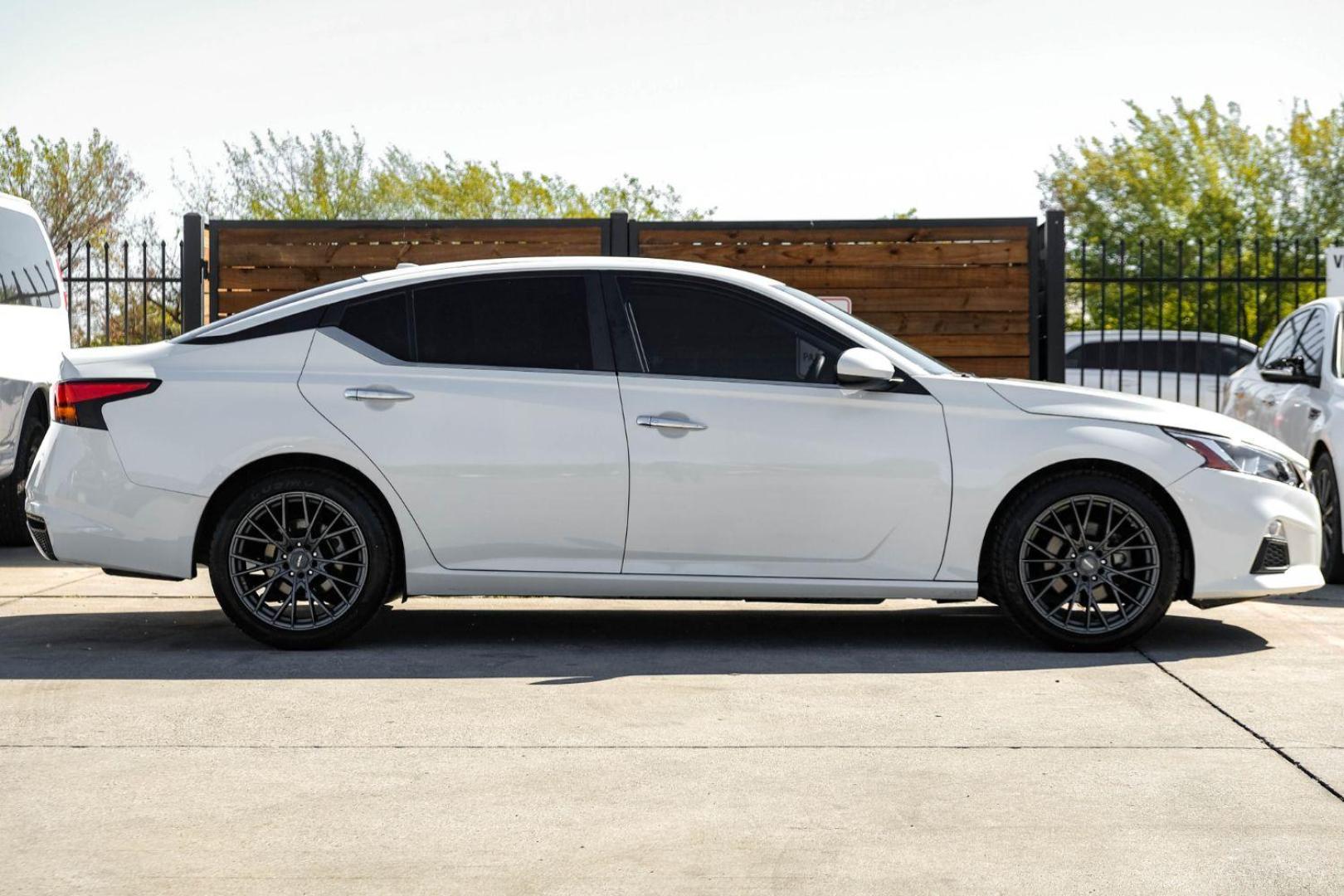 2020 white Nissan Altima 2.5 S (1N4BL4BV3LC) with an 2.5L L4 DOHC 16V engine, Continuously Variable Transmission transmission, located at 2401 E Main St., Grand Prairie, TX, 75050, (972) 262-4440, 32.748981, -96.969643 - Photo#4