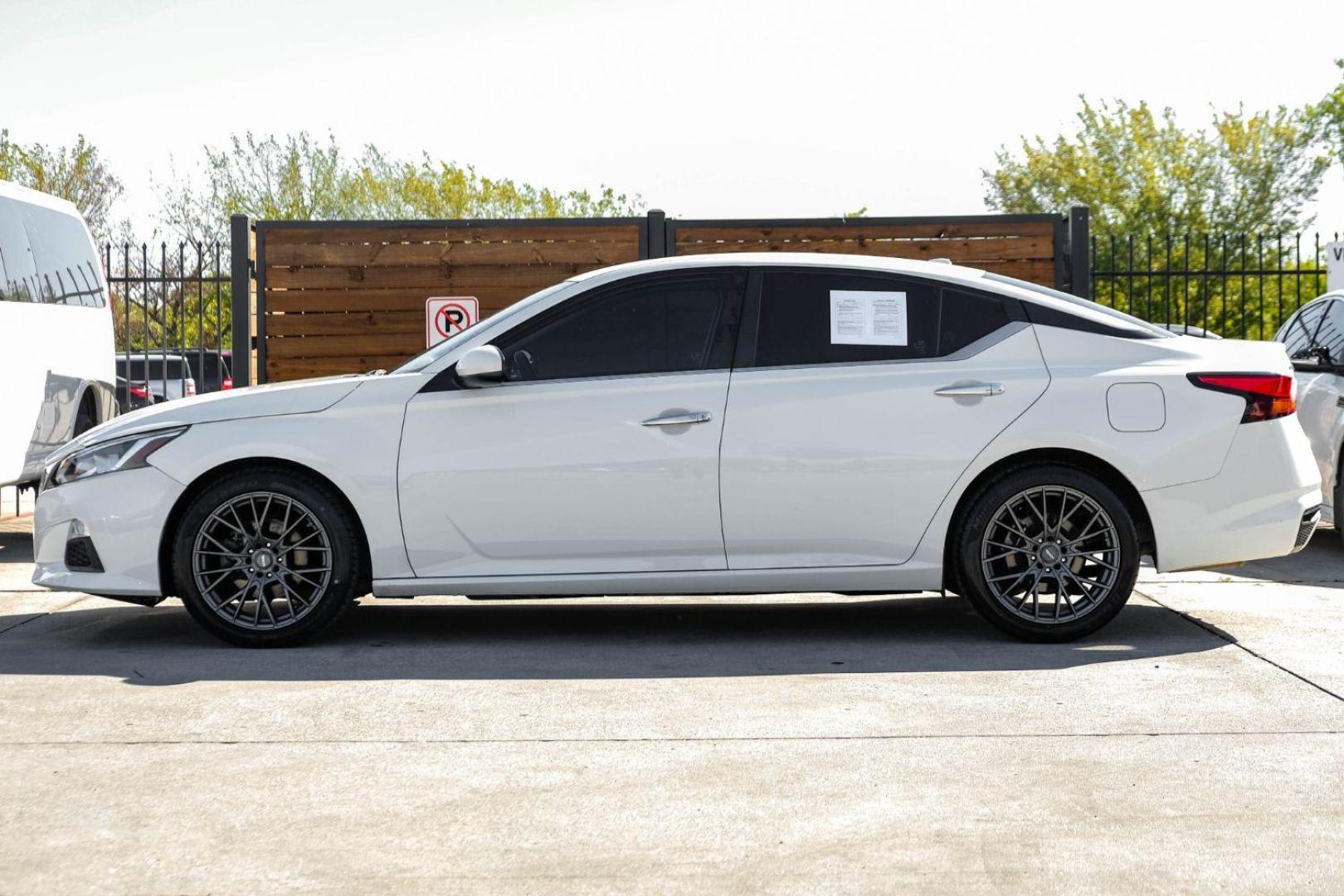 2020 white Nissan Altima 2.5 S (1N4BL4BV3LC) with an 2.5L L4 DOHC 16V engine, Continuously Variable Transmission transmission, located at 2401 E Main St., Grand Prairie, TX, 75050, (972) 262-4440, 32.748981, -96.969643 - Photo#8