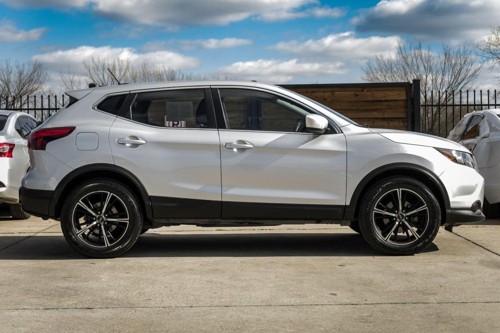 2019 Silver Nissan Rogue Sport S AWD (JN1BJ1CR6KW) with an 2.0L L4 DOHC 16V engine, Continuously Variable Transmission transmission, located at 2401 E Main St., Grand Prairie, TX, 75050, (972) 262-4440, 32.748981, -96.969643 - Photo#4