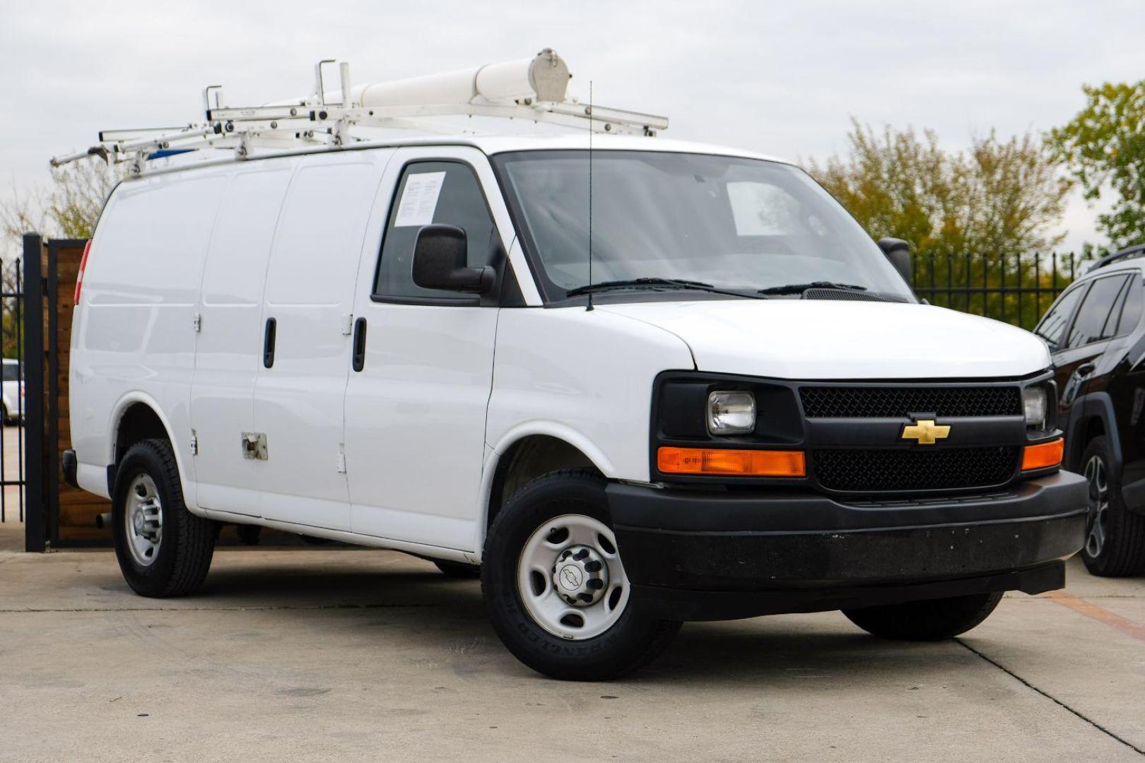 2017 WHITE Chevrolet Express 2500 Cargo (1GCWGAFF9H1) with an 4.8L V8 FFV engine, 6-Speed Automatic transmission, located at 2401 E Main St., Grand Prairie, TX, 75050, (972) 262-4440, 32.748981, -96.969643 - Photo#3