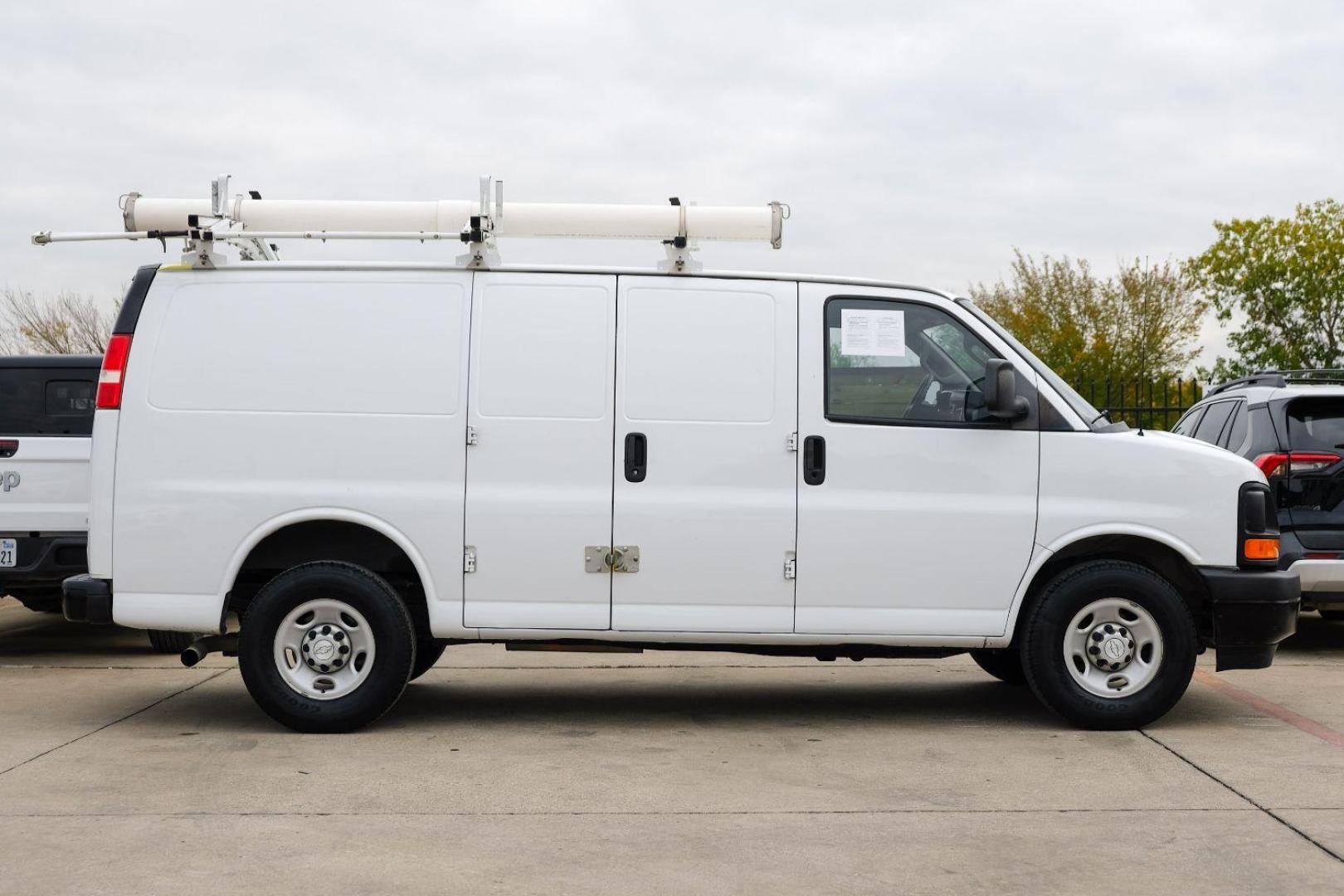 2017 WHITE Chevrolet Express 2500 Cargo (1GCWGAFF9H1) with an 4.8L V8 FFV engine, 6-Speed Automatic transmission, located at 2401 E Main St., Grand Prairie, TX, 75050, (972) 262-4440, 32.748981, -96.969643 - Photo#4