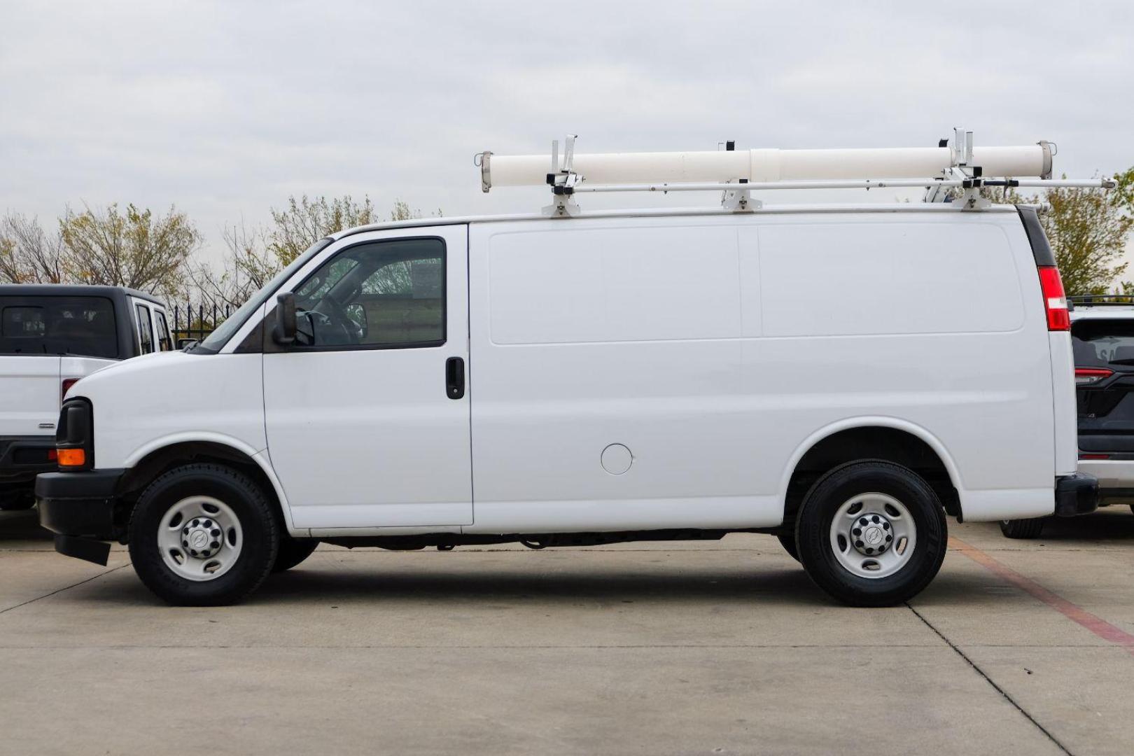 2017 WHITE Chevrolet Express 2500 Cargo (1GCWGAFF9H1) with an 4.8L V8 FFV engine, 6-Speed Automatic transmission, located at 2401 E Main St., Grand Prairie, TX, 75050, (972) 262-4440, 32.748981, -96.969643 - Photo#8