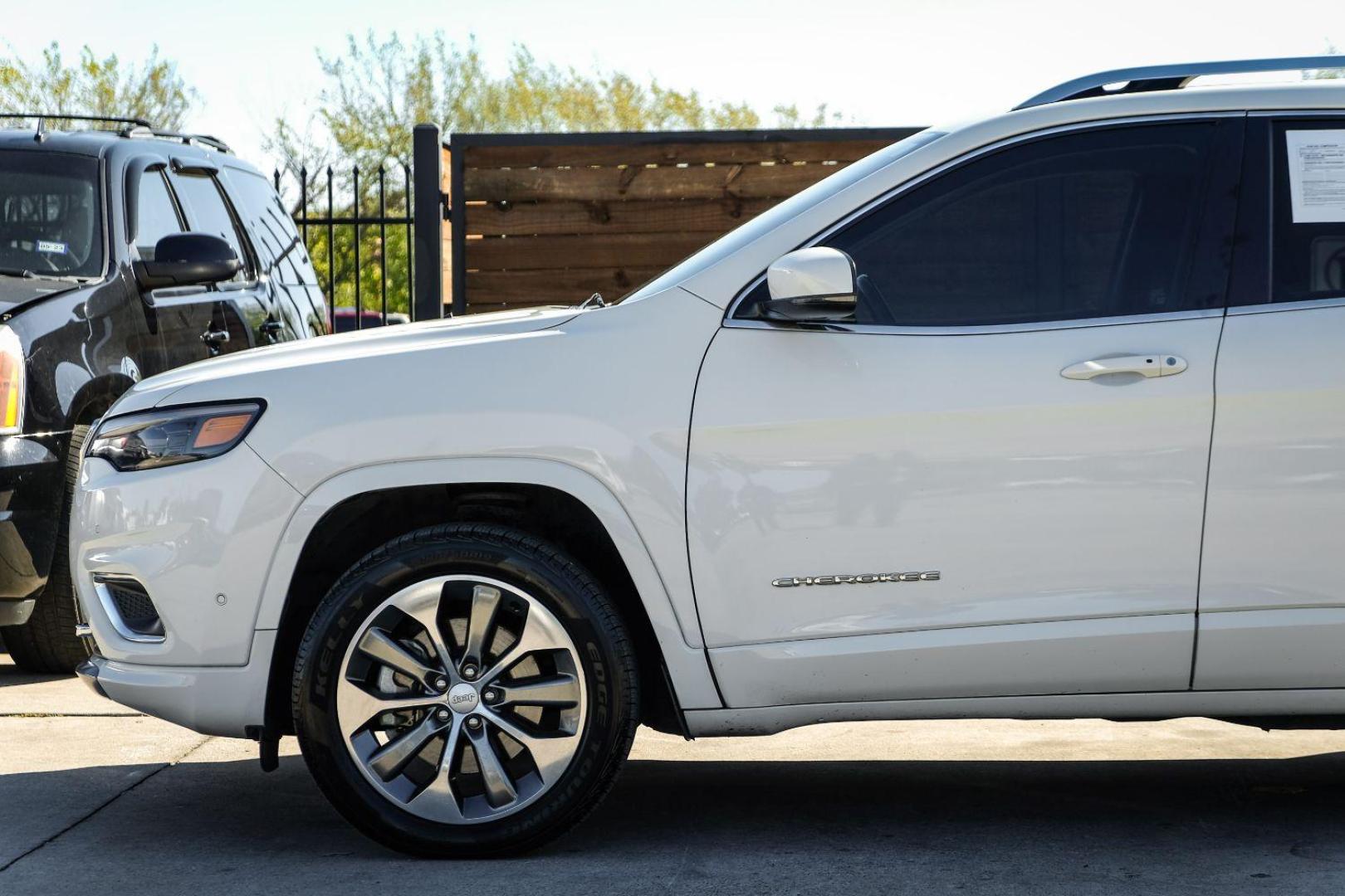 2019 WHITE Jeep Cherokee Overland 4WD (1C4PJMJX6KD) with an 3.2L V6 DOHC 24V engine, 9-Speed Automatic transmission, located at 2401 E Main St., Grand Prairie, TX, 75050, (972) 262-4440, 32.748981, -96.969643 - Photo#9