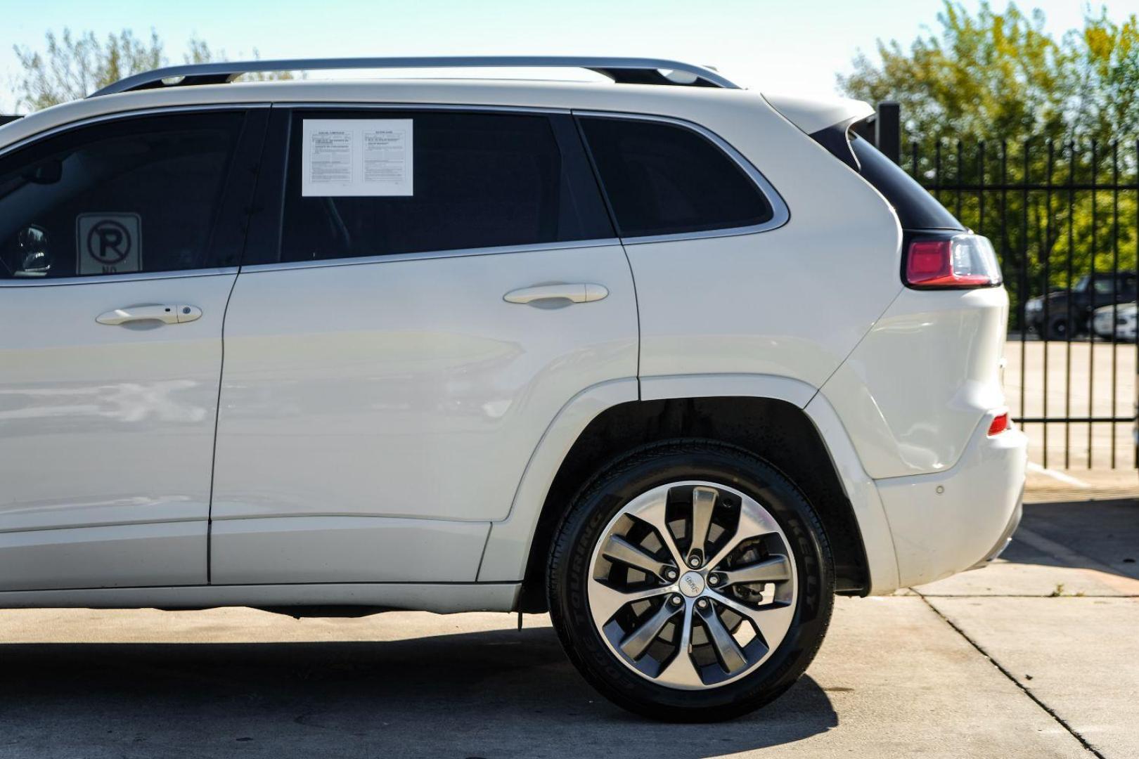 2019 WHITE Jeep Cherokee Overland 4WD (1C4PJMJX6KD) with an 3.2L V6 DOHC 24V engine, 9-Speed Automatic transmission, located at 2401 E Main St., Grand Prairie, TX, 75050, (972) 262-4440, 32.748981, -96.969643 - Photo#10