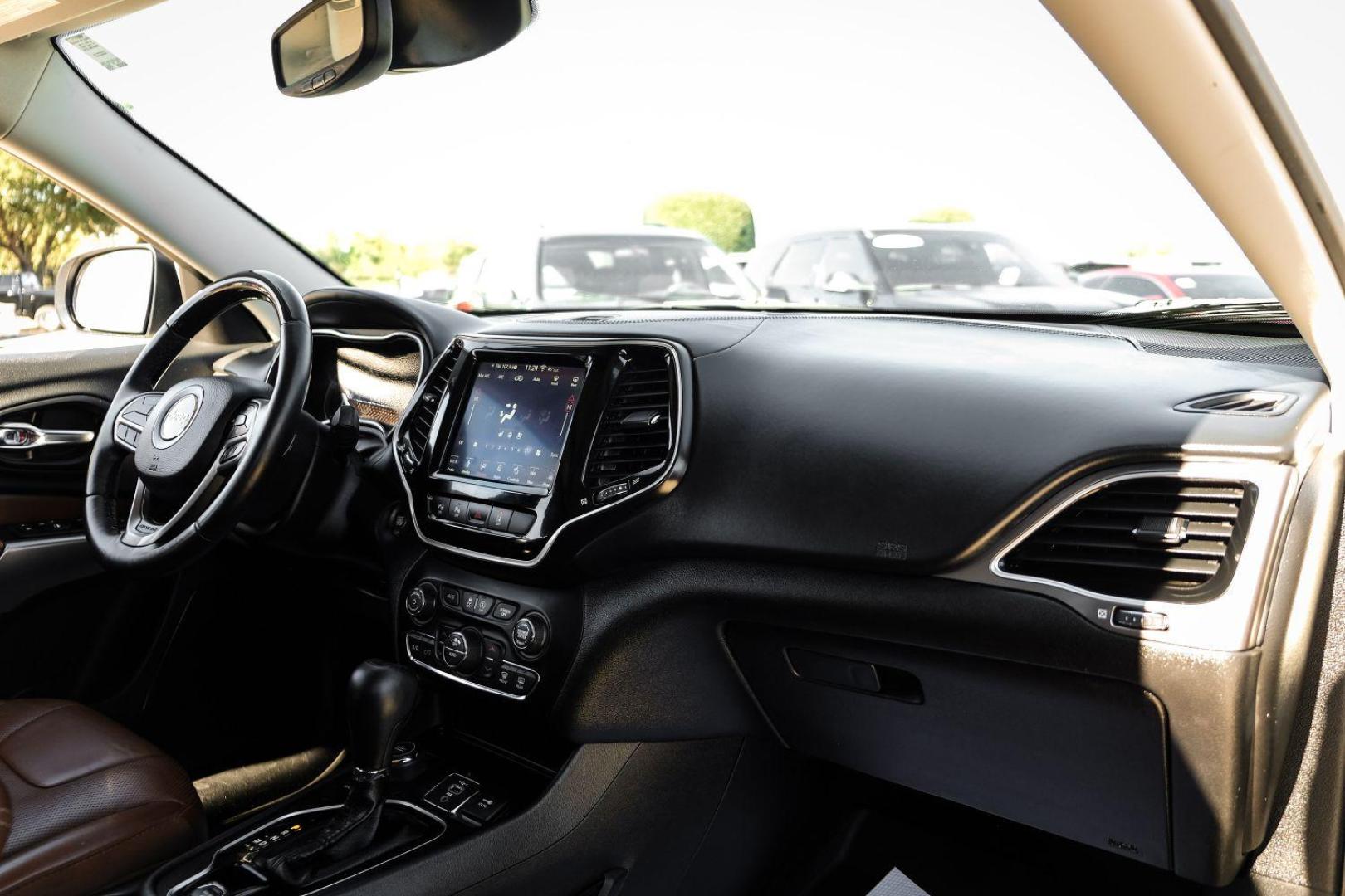 2019 WHITE Jeep Cherokee Overland 4WD (1C4PJMJX6KD) with an 3.2L V6 DOHC 24V engine, 9-Speed Automatic transmission, located at 2401 E Main St., Grand Prairie, TX, 75050, (972) 262-4440, 32.748981, -96.969643 - Photo#11