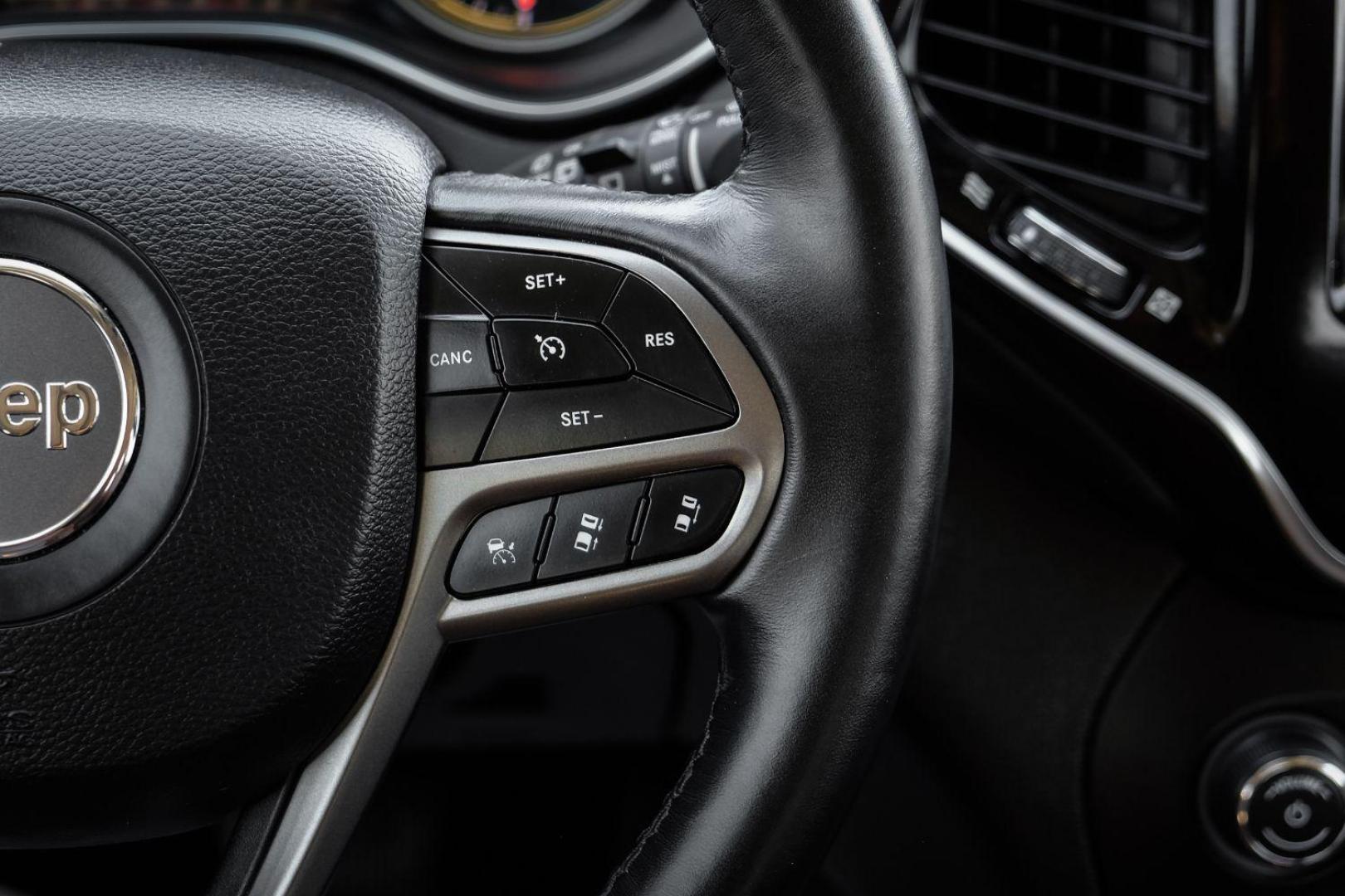 2019 WHITE Jeep Cherokee Overland 4WD (1C4PJMJX6KD) with an 3.2L V6 DOHC 24V engine, 9-Speed Automatic transmission, located at 2401 E Main St., Grand Prairie, TX, 75050, (972) 262-4440, 32.748981, -96.969643 - Photo#16