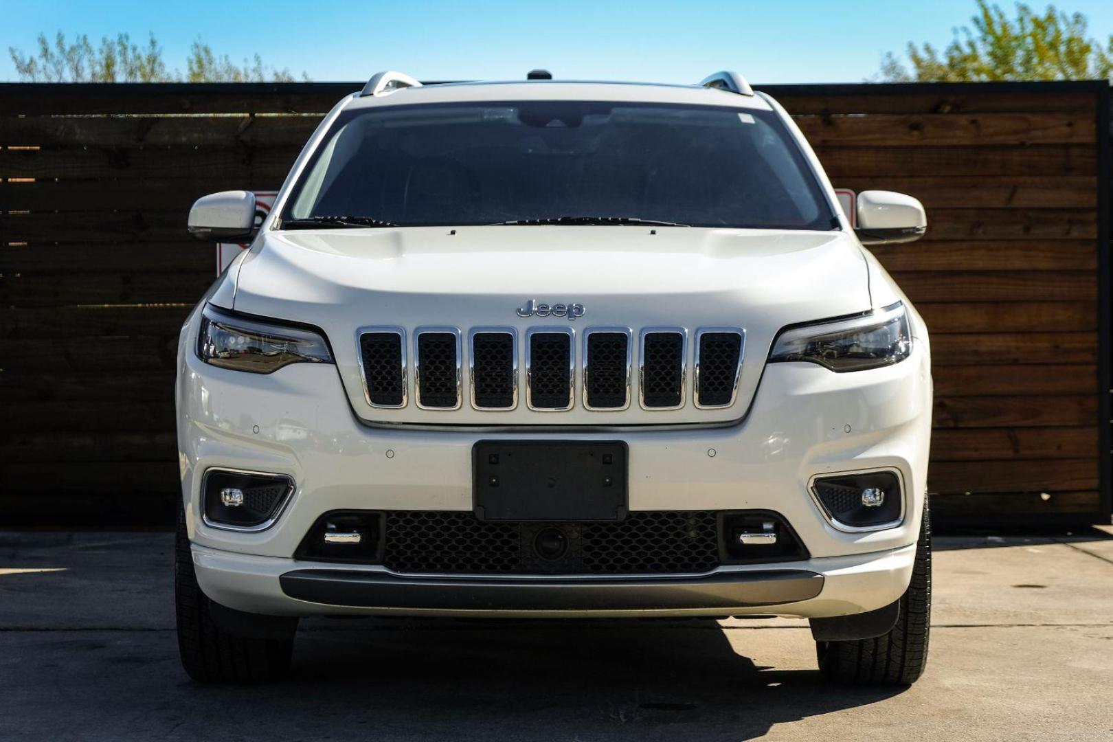 2019 WHITE Jeep Cherokee Overland 4WD (1C4PJMJX6KD) with an 3.2L V6 DOHC 24V engine, 9-Speed Automatic transmission, located at 2401 E Main St., Grand Prairie, TX, 75050, (972) 262-4440, 32.748981, -96.969643 - Photo#2