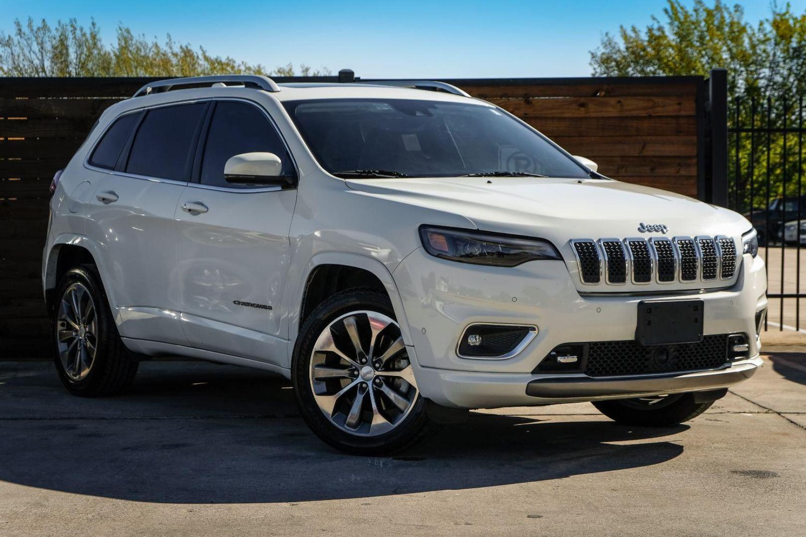 2019 WHITE Jeep Cherokee Overland 4WD (1C4PJMJX6KD) with an 3.2L V6 DOHC 24V engine, 9-Speed Automatic transmission, located at 2401 E Main St., Grand Prairie, TX, 75050, (972) 262-4440, 32.748981, -96.969643 - Photo#3