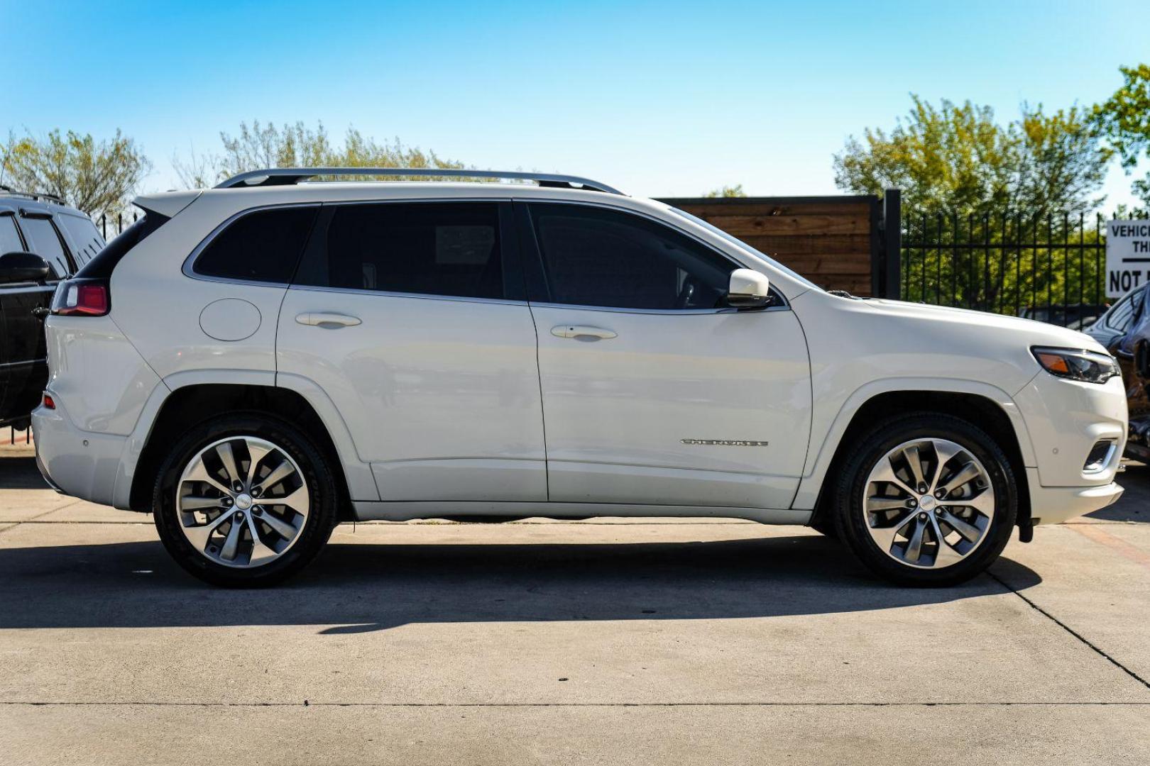 2019 WHITE Jeep Cherokee Overland 4WD (1C4PJMJX6KD) with an 3.2L V6 DOHC 24V engine, 9-Speed Automatic transmission, located at 2401 E Main St., Grand Prairie, TX, 75050, (972) 262-4440, 32.748981, -96.969643 - Photo#4