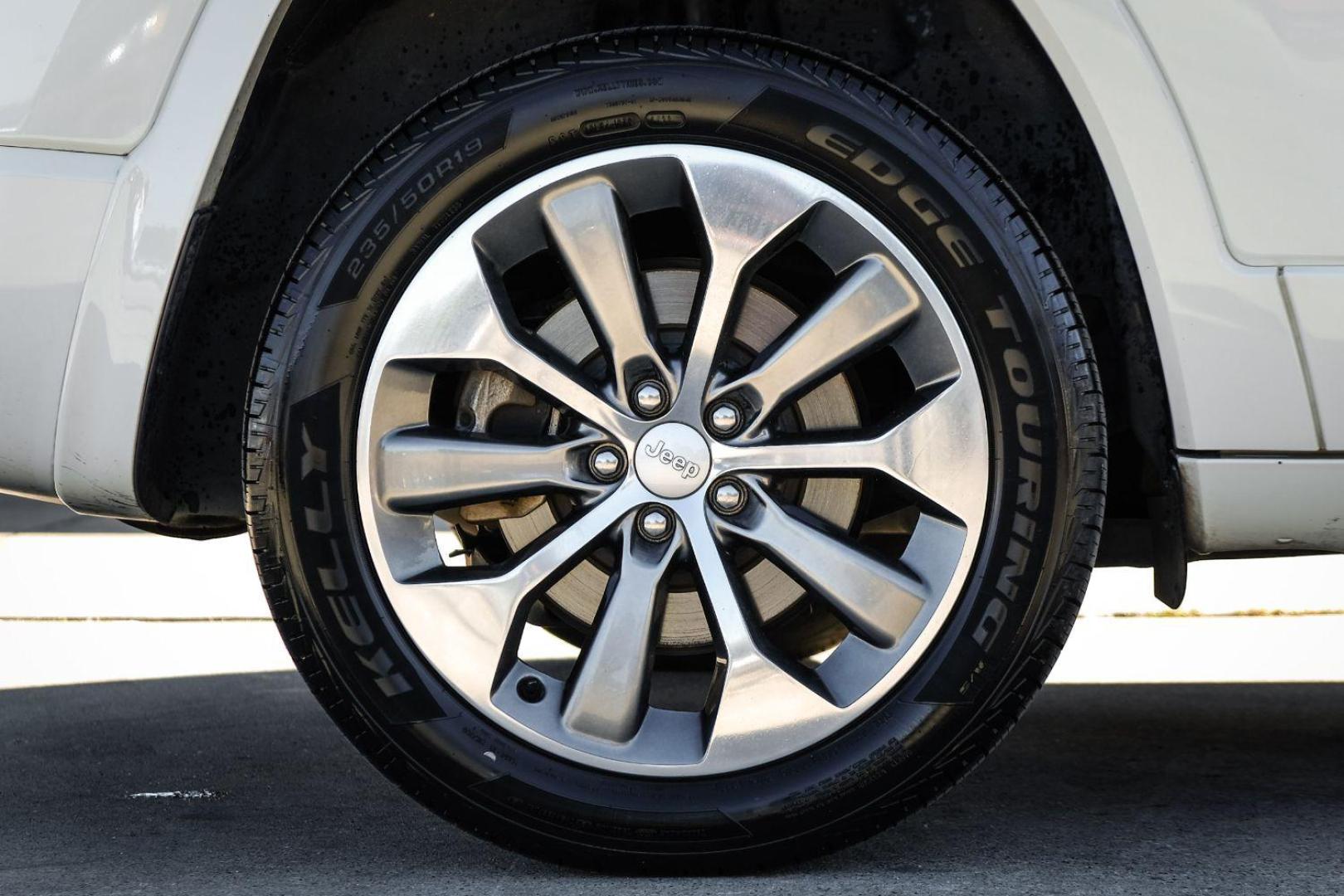 2019 WHITE Jeep Cherokee Overland 4WD (1C4PJMJX6KD) with an 3.2L V6 DOHC 24V engine, 9-Speed Automatic transmission, located at 2401 E Main St., Grand Prairie, TX, 75050, (972) 262-4440, 32.748981, -96.969643 - Photo#50