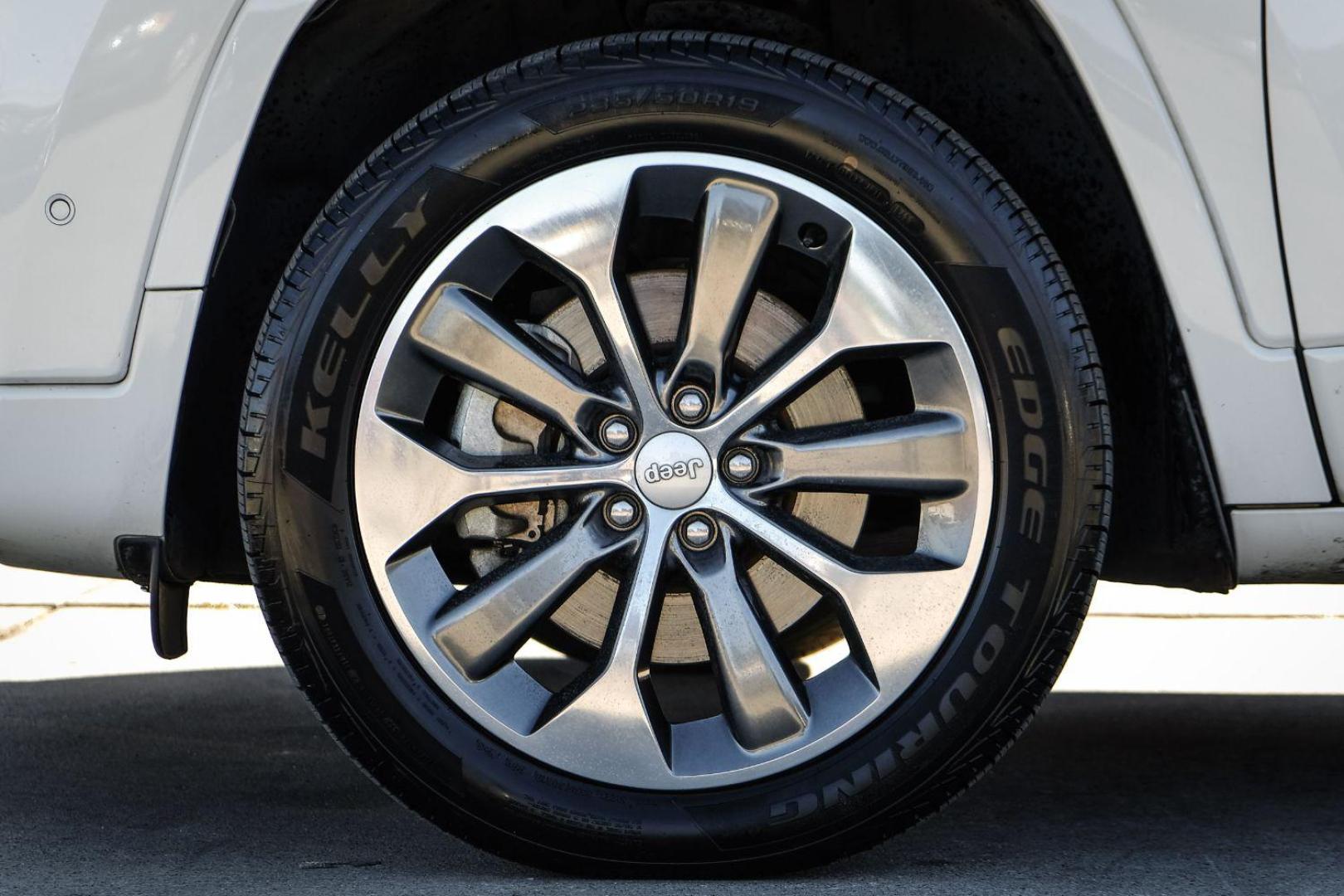 2019 WHITE Jeep Cherokee Overland 4WD (1C4PJMJX6KD) with an 3.2L V6 DOHC 24V engine, 9-Speed Automatic transmission, located at 2401 E Main St., Grand Prairie, TX, 75050, (972) 262-4440, 32.748981, -96.969643 - Photo#52