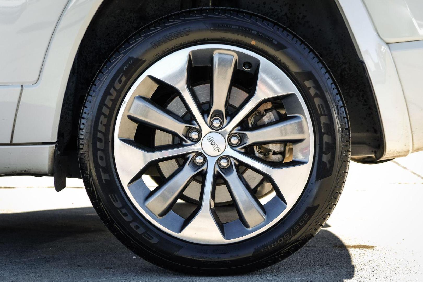 2019 WHITE Jeep Cherokee Overland 4WD (1C4PJMJX6KD) with an 3.2L V6 DOHC 24V engine, 9-Speed Automatic transmission, located at 2401 E Main St., Grand Prairie, TX, 75050, (972) 262-4440, 32.748981, -96.969643 - Photo#53