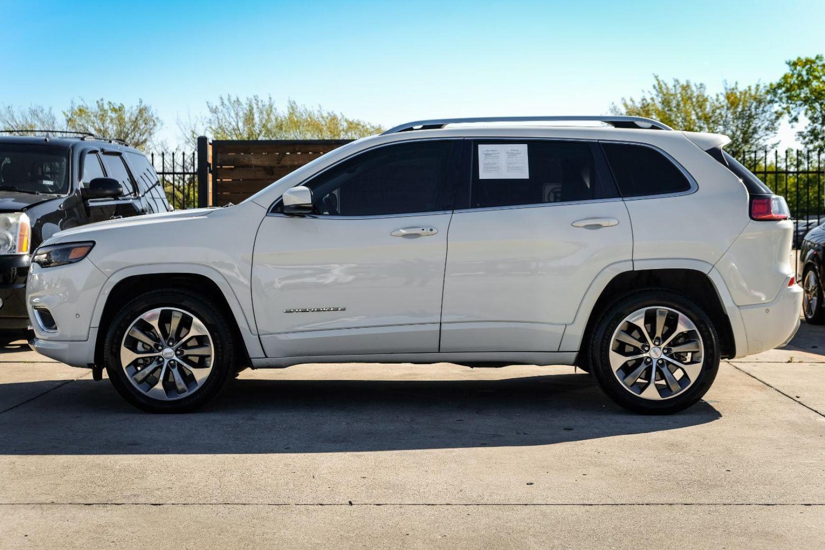 2019 WHITE Jeep Cherokee Overland 4WD (1C4PJMJX6KD) with an 3.2L V6 DOHC 24V engine, 9-Speed Automatic transmission, located at 2401 E Main St., Grand Prairie, TX, 75050, (972) 262-4440, 32.748981, -96.969643 - Photo#8