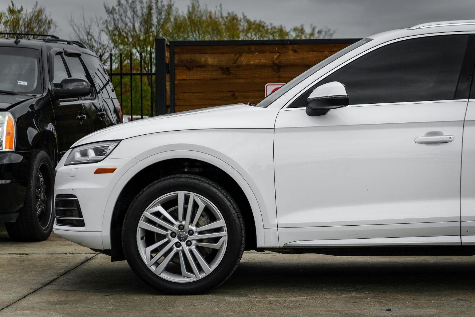 2018 WHITE Audi Q5 2.0T Premium Plus quattro (WA1BNAFY4J2) with an 2.0L L4 DOHC 16V engine, 7-Speed Automatic transmission, located at 2401 E Main St., Grand Prairie, TX, 75050, (972) 262-4440, 32.748981, -96.969643 - Photo#9