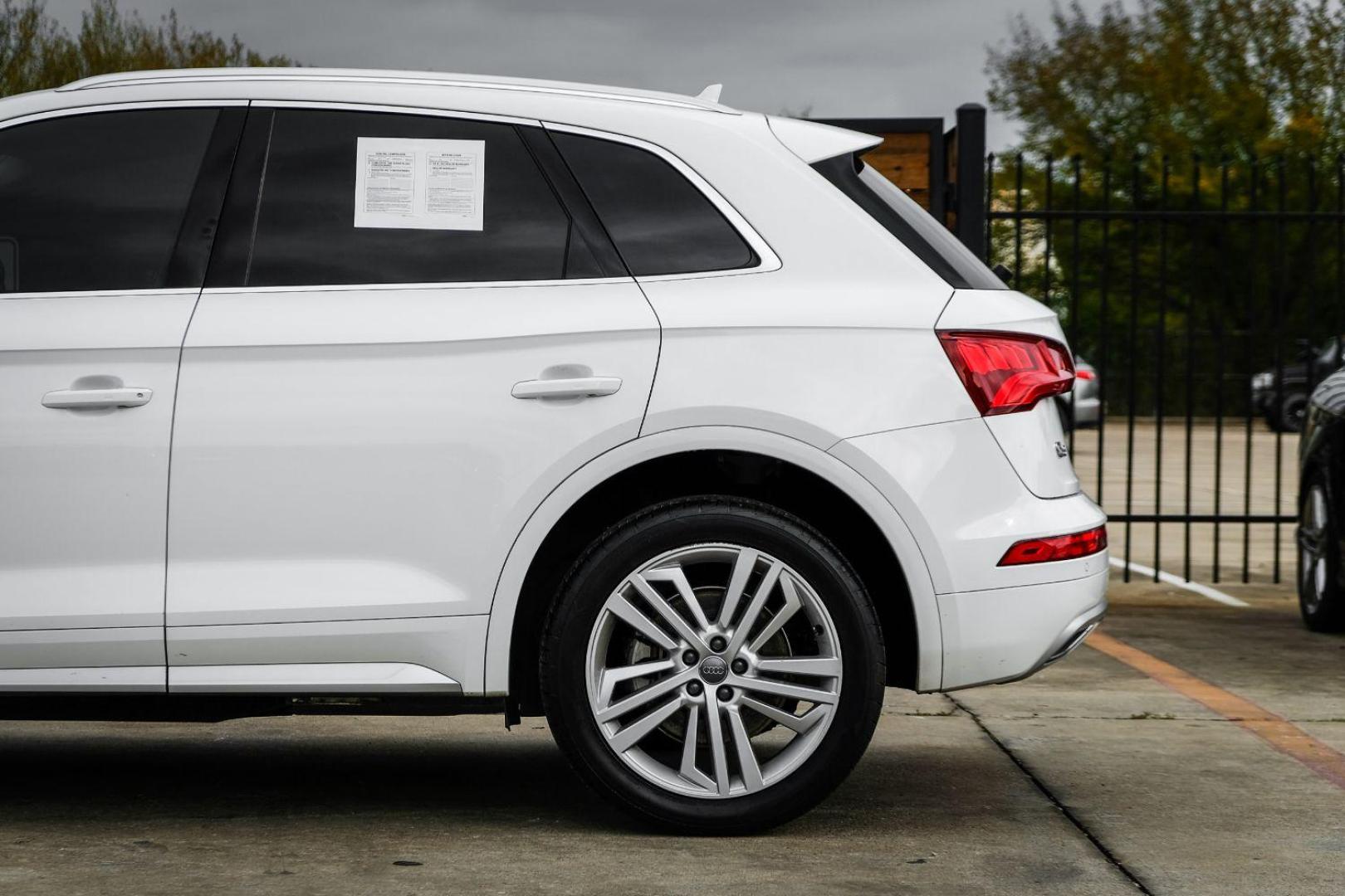 2018 WHITE Audi Q5 2.0T Premium Plus quattro (WA1BNAFY4J2) with an 2.0L L4 DOHC 16V engine, 7-Speed Automatic transmission, located at 2401 E Main St., Grand Prairie, TX, 75050, (972) 262-4440, 32.748981, -96.969643 - Photo#10