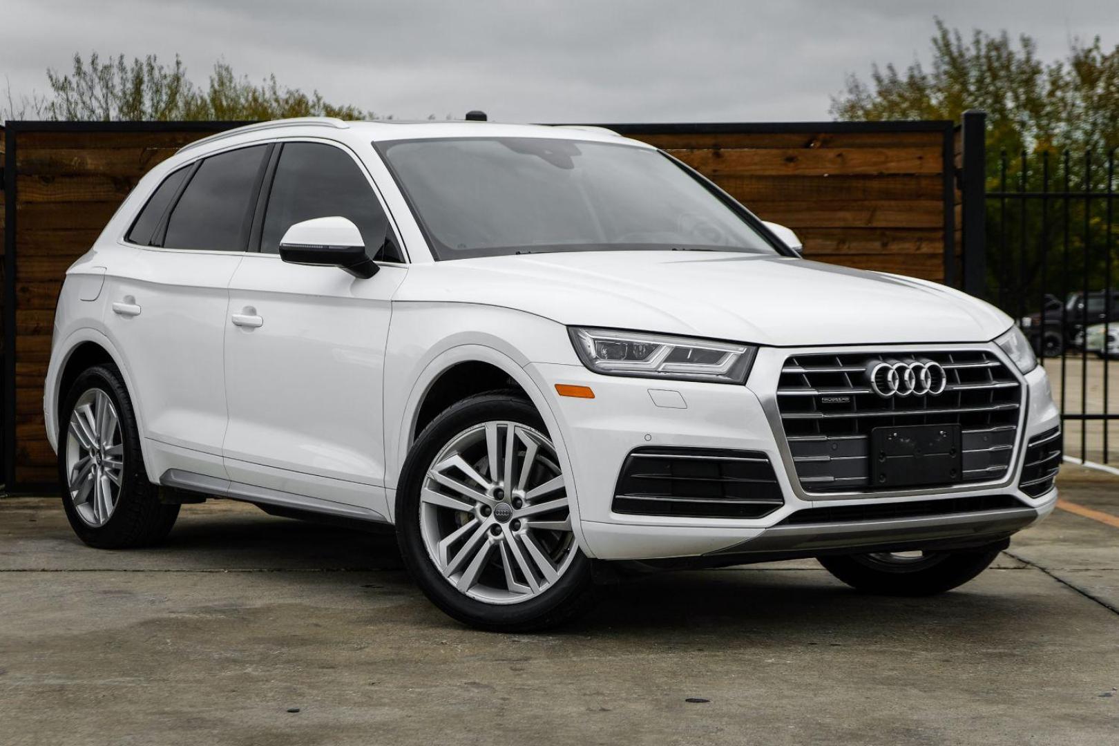 2018 WHITE Audi Q5 2.0T Premium Plus quattro (WA1BNAFY4J2) with an 2.0L L4 DOHC 16V engine, 7-Speed Automatic transmission, located at 2401 E Main St., Grand Prairie, TX, 75050, (972) 262-4440, 32.748981, -96.969643 - Photo#3