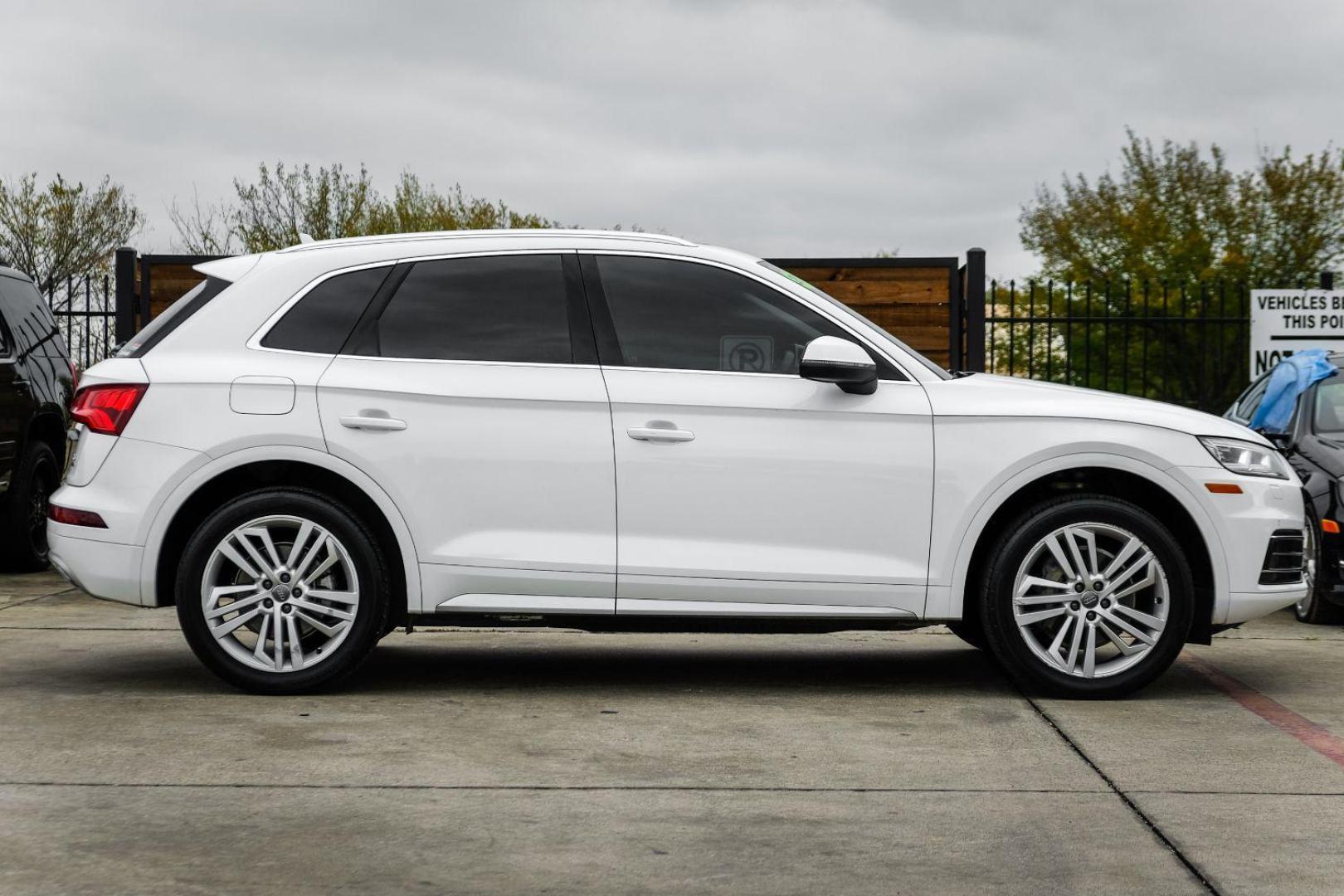 2018 WHITE Audi Q5 2.0T Premium Plus quattro (WA1BNAFY4J2) with an 2.0L L4 DOHC 16V engine, 7-Speed Automatic transmission, located at 2401 E Main St., Grand Prairie, TX, 75050, (972) 262-4440, 32.748981, -96.969643 - Photo#4