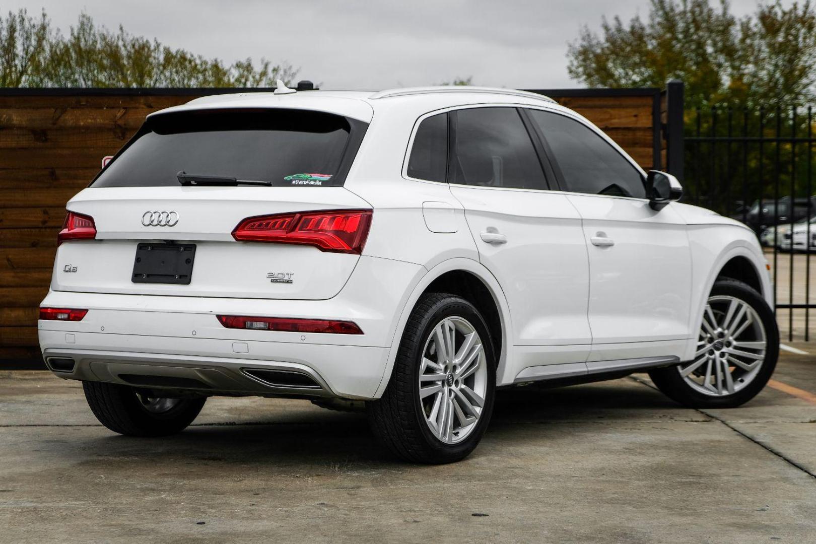 2018 WHITE Audi Q5 2.0T Premium Plus quattro (WA1BNAFY4J2) with an 2.0L L4 DOHC 16V engine, 7-Speed Automatic transmission, located at 2401 E Main St., Grand Prairie, TX, 75050, (972) 262-4440, 32.748981, -96.969643 - Photo#5