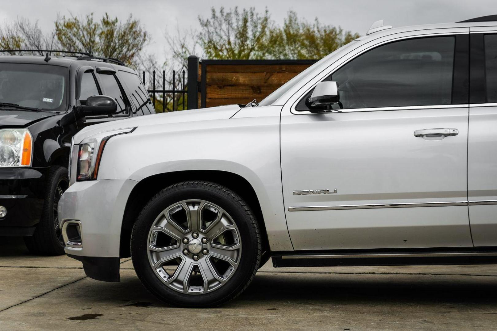 2016 SILVER GMC Yukon Denali 4WD (1GKS2CKJ7GR) with an 6.2L V8 OHV 16V engine, 6-Speed Automatic transmission, located at 2401 E Main St., Grand Prairie, TX, 75050, (972) 262-4440, 32.748981, -96.969643 - Photo#9