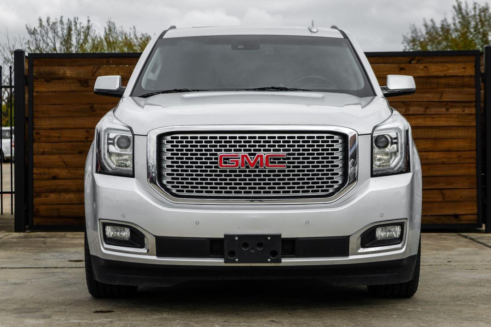 2016 SILVER GMC Yukon Denali 4WD (1GKS2CKJ7GR) with an 6.2L V8 OHV 16V engine, 6-Speed Automatic transmission, located at 2401 E Main St., Grand Prairie, TX, 75050, (972) 262-4440, 32.748981, -96.969643 - Photo#2