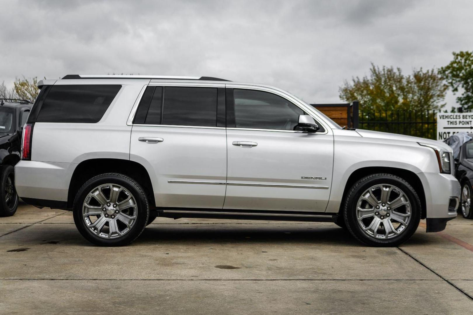 2016 SILVER GMC Yukon Denali 4WD (1GKS2CKJ7GR) with an 6.2L V8 OHV 16V engine, 6-Speed Automatic transmission, located at 2401 E Main St., Grand Prairie, TX, 75050, (972) 262-4440, 32.748981, -96.969643 - Photo#4