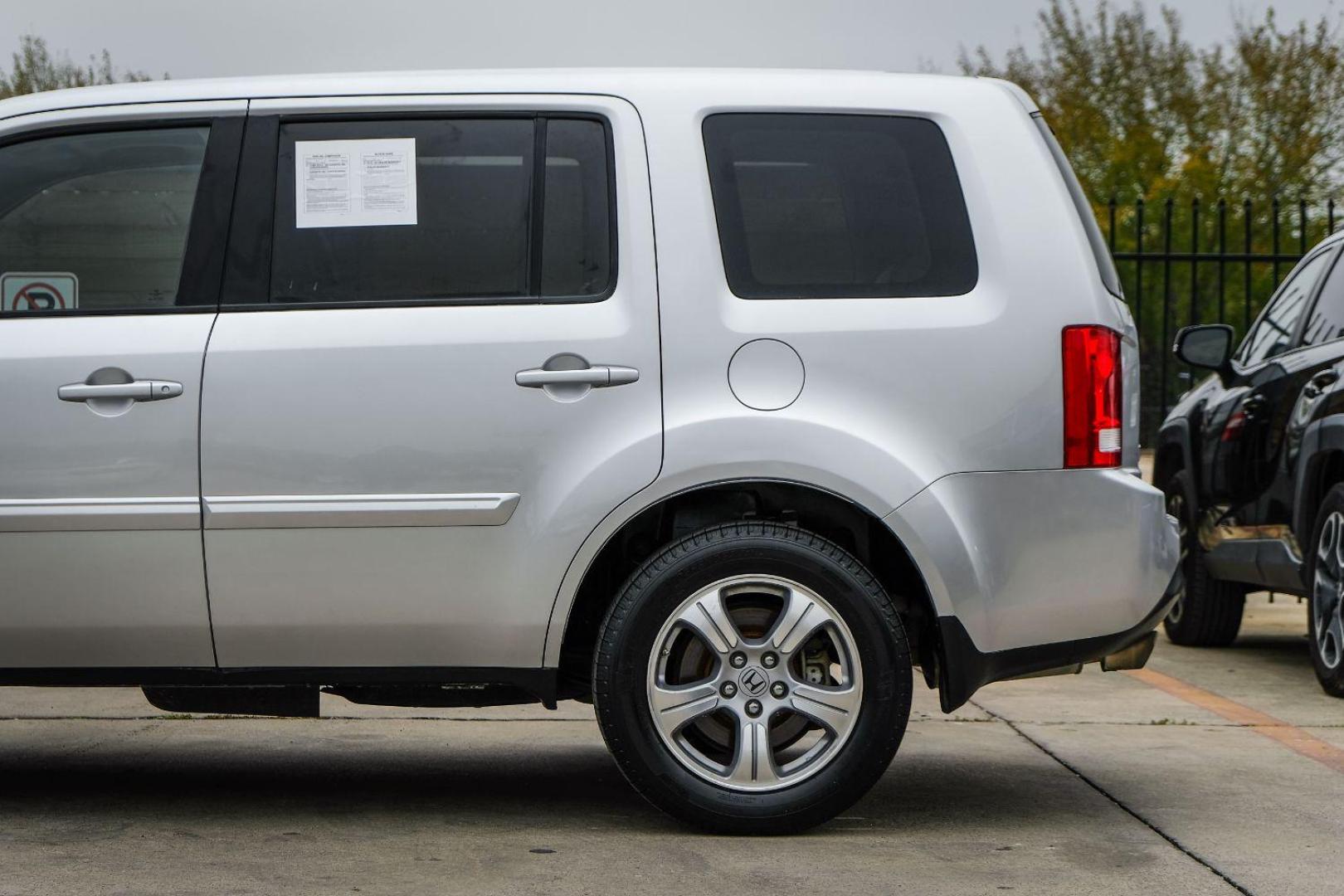 2013 SILVER Honda Pilot EX-L 2WD 5-Spd AT (5FNYF3H50DB) with an 3.5L V6 SOHC 24V engine, 5-Speed Automatic transmission, located at 2401 E Main St., Grand Prairie, TX, 75050, (972) 262-4440, 32.748981, -96.969643 - Photo#9