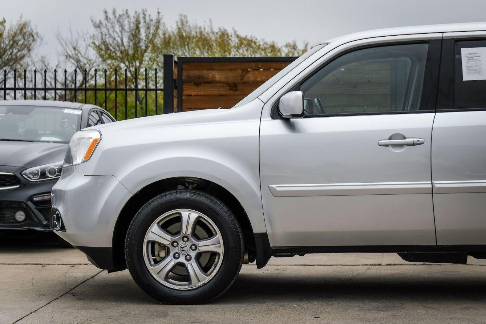 2013 SILVER Honda Pilot EX-L 2WD 5-Spd AT (5FNYF3H50DB) with an 3.5L V6 SOHC 24V engine, 5-Speed Automatic transmission, located at 2401 E Main St., Grand Prairie, TX, 75050, (972) 262-4440, 32.748981, -96.969643 - Photo#10