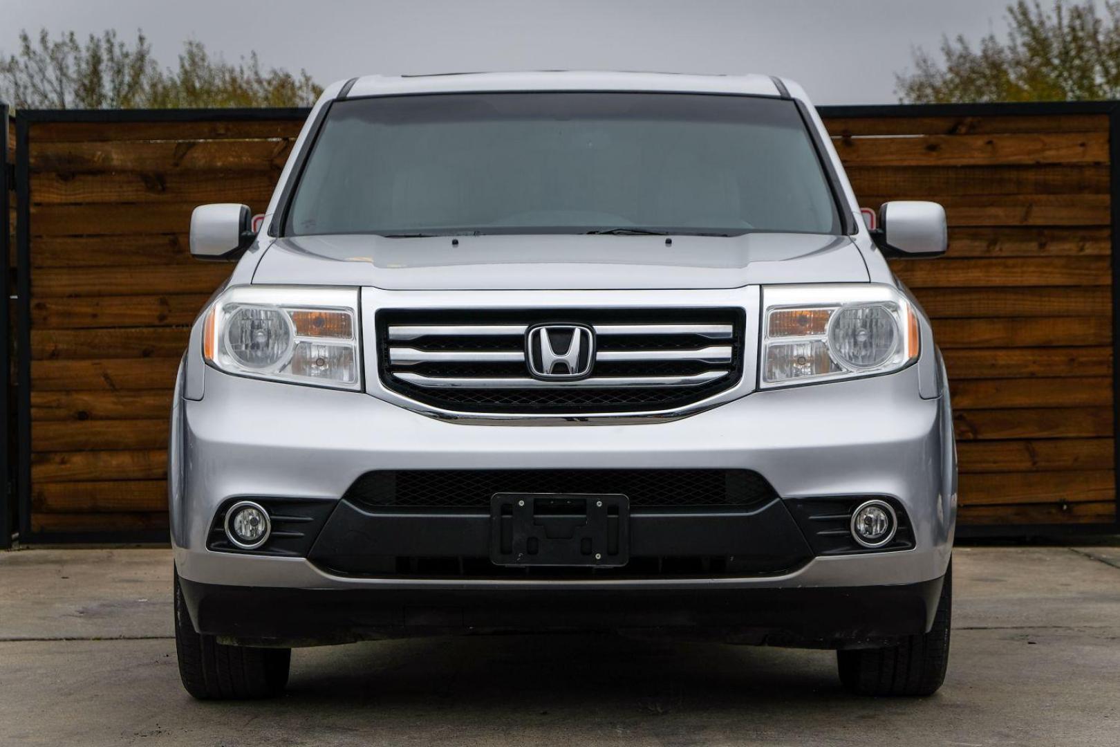 2013 SILVER Honda Pilot EX-L 2WD 5-Spd AT (5FNYF3H50DB) with an 3.5L V6 SOHC 24V engine, 5-Speed Automatic transmission, located at 2401 E Main St., Grand Prairie, TX, 75050, (972) 262-4440, 32.748981, -96.969643 - Photo#2