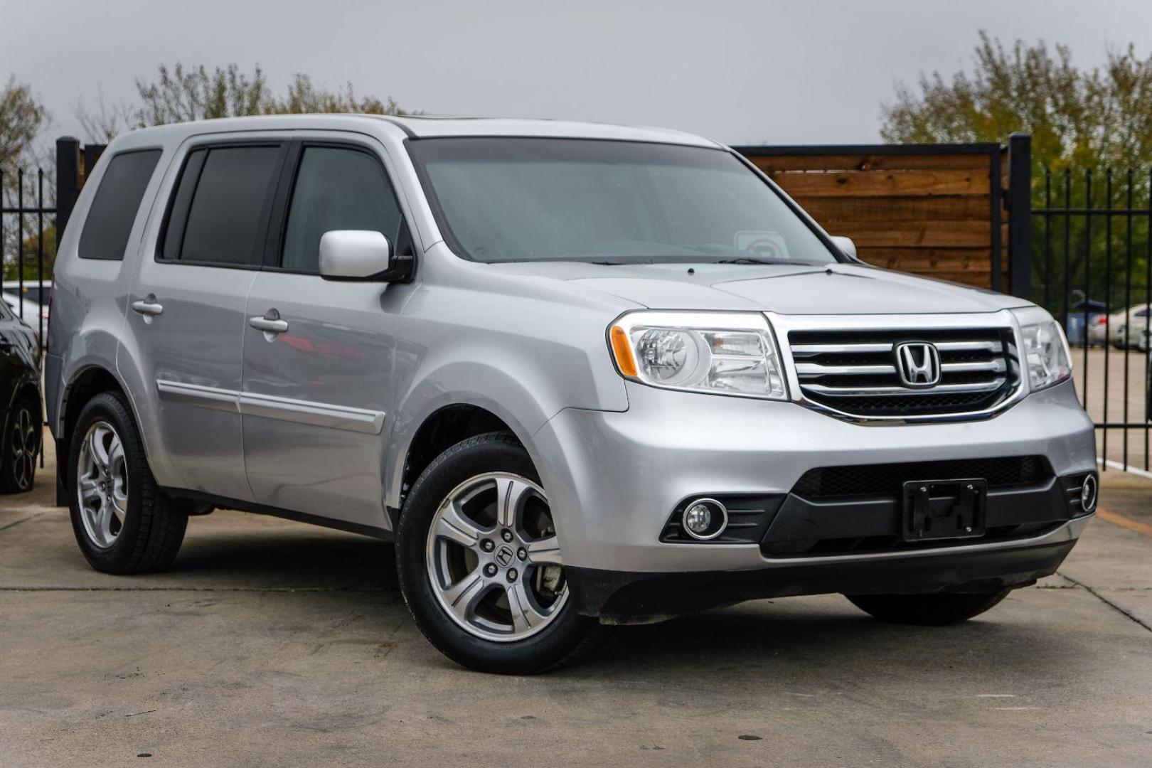 2013 SILVER Honda Pilot EX-L 2WD 5-Spd AT (5FNYF3H50DB) with an 3.5L V6 SOHC 24V engine, 5-Speed Automatic transmission, located at 2401 E Main St., Grand Prairie, TX, 75050, (972) 262-4440, 32.748981, -96.969643 - Photo#3