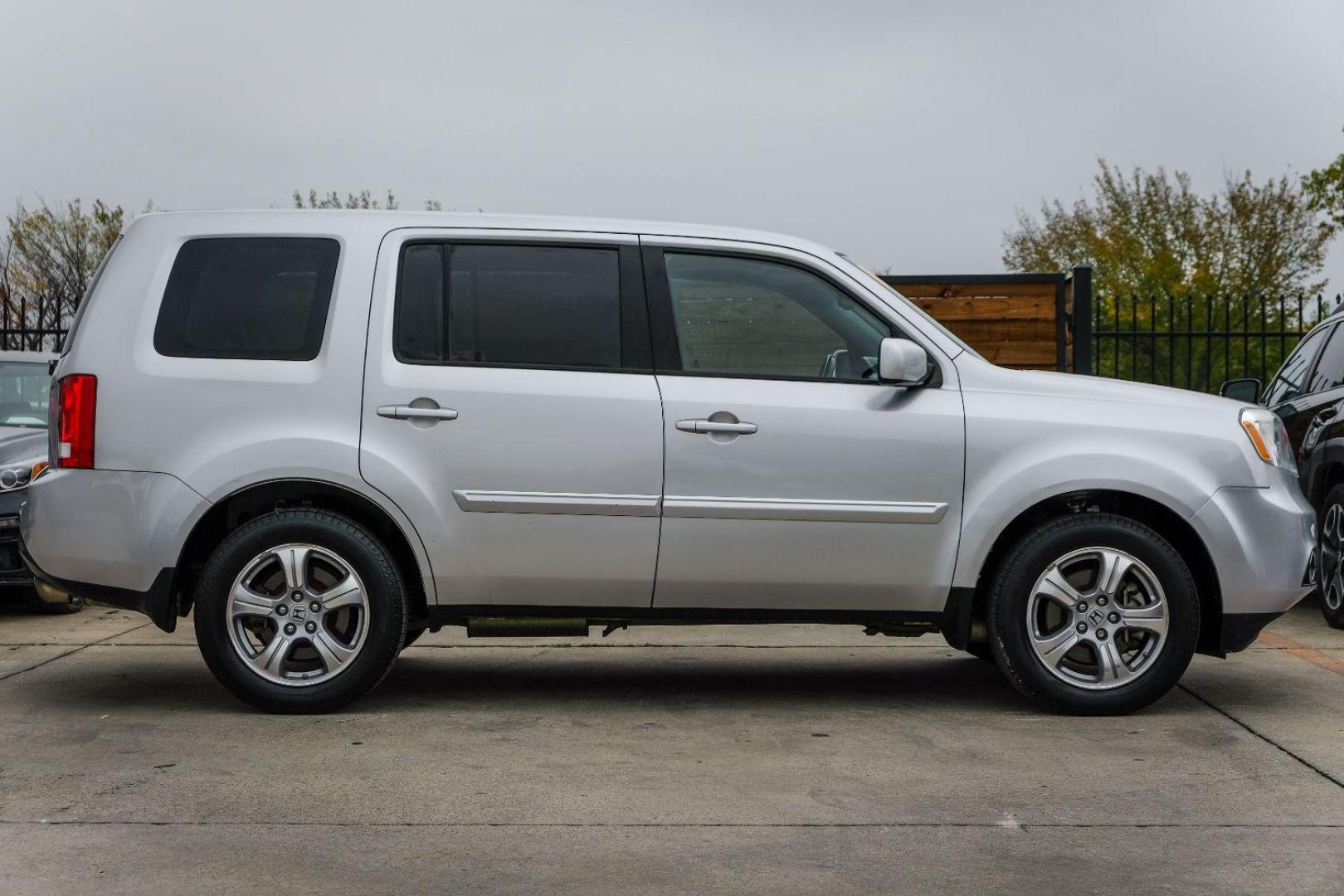 2013 SILVER Honda Pilot EX-L 2WD 5-Spd AT (5FNYF3H50DB) with an 3.5L V6 SOHC 24V engine, 5-Speed Automatic transmission, located at 2401 E Main St., Grand Prairie, TX, 75050, (972) 262-4440, 32.748981, -96.969643 - Photo#4