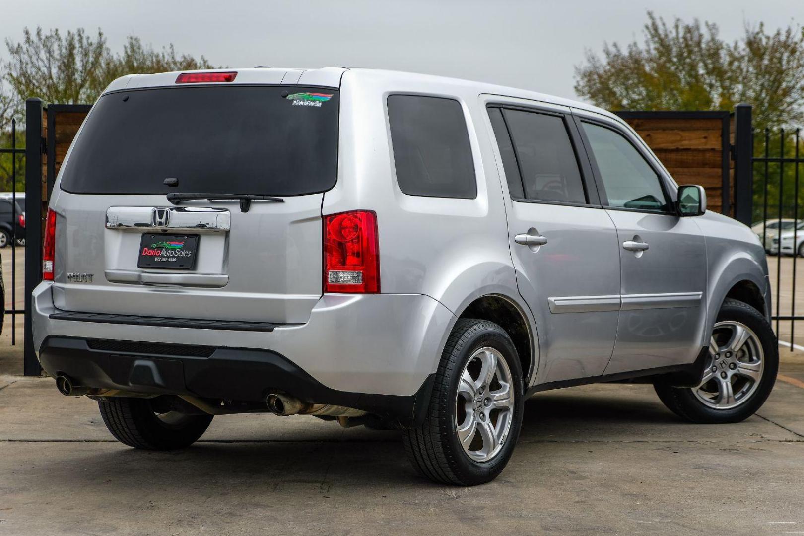 2013 SILVER Honda Pilot EX-L 2WD 5-Spd AT (5FNYF3H50DB) with an 3.5L V6 SOHC 24V engine, 5-Speed Automatic transmission, located at 2401 E Main St., Grand Prairie, TX, 75050, (972) 262-4440, 32.748981, -96.969643 - Photo#5