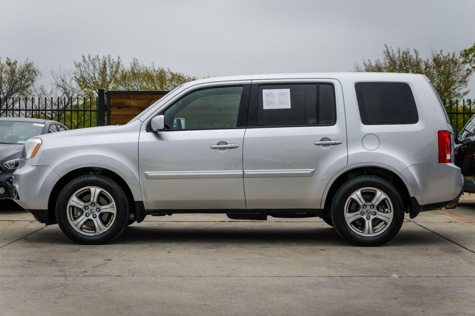 2013 SILVER Honda Pilot EX-L 2WD 5-Spd AT (5FNYF3H50DB) with an 3.5L V6 SOHC 24V engine, 5-Speed Automatic transmission, located at 2401 E Main St., Grand Prairie, TX, 75050, (972) 262-4440, 32.748981, -96.969643 - Photo#8