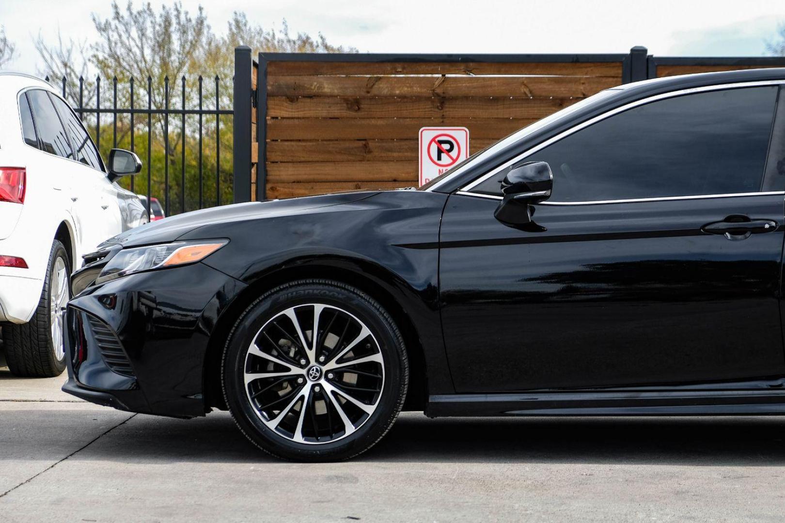 2018 BLACK Toyota Camry SE (4T1B11HKXJU) with an 2.5L L4 DOHC 16V engine, 8-Speed Automatic transmission, located at 2401 E Main St., Grand Prairie, TX, 75050, (972) 262-4440, 32.748981, -96.969643 - Photo#9