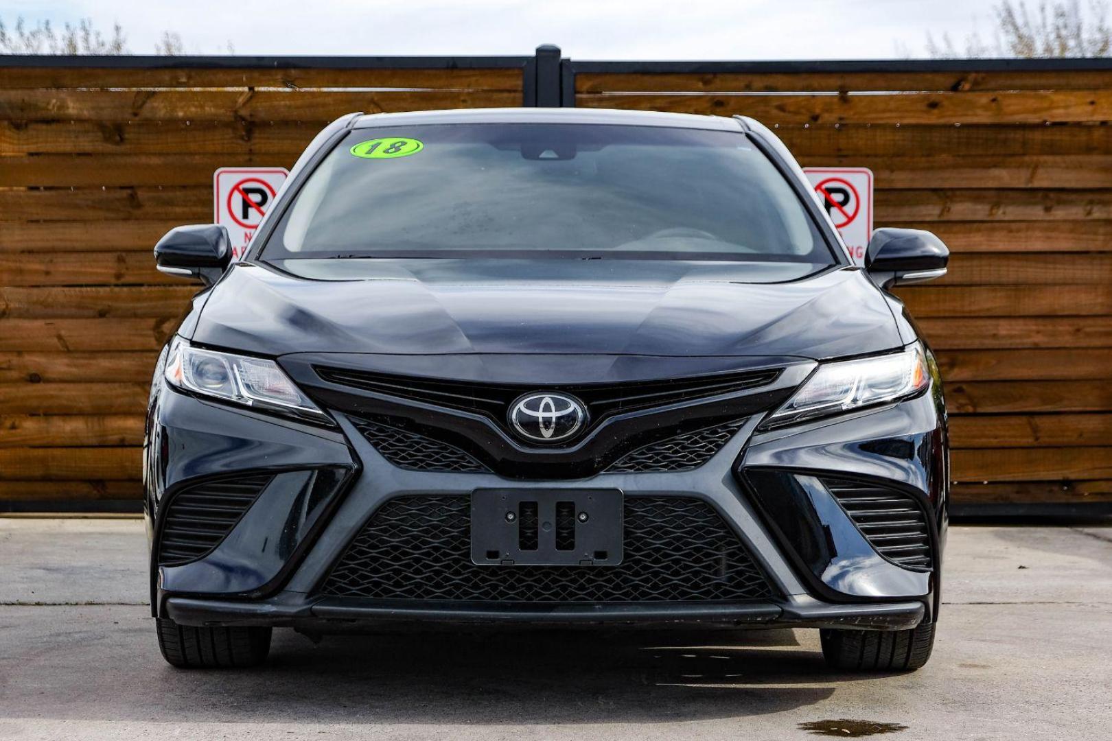 2018 BLACK Toyota Camry SE (4T1B11HKXJU) with an 2.5L L4 DOHC 16V engine, 8-Speed Automatic transmission, located at 2401 E Main St., Grand Prairie, TX, 75050, (972) 262-4440, 32.748981, -96.969643 - Photo#2