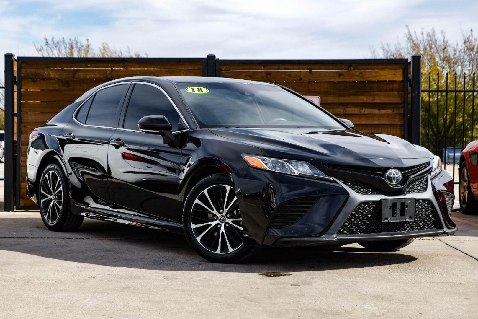 2018 BLACK Toyota Camry SE (4T1B11HKXJU) with an 2.5L L4 DOHC 16V engine, 8-Speed Automatic transmission, located at 2401 E Main St., Grand Prairie, TX, 75050, (972) 262-4440, 32.748981, -96.969643 - Photo#3