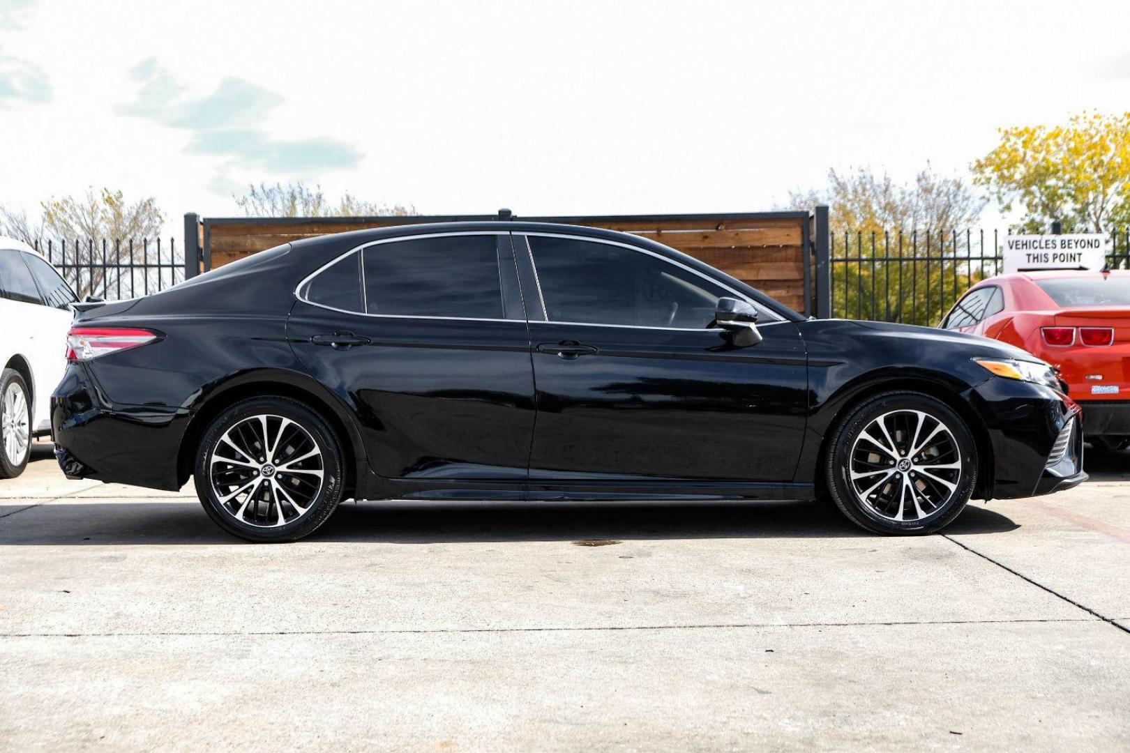 2018 BLACK Toyota Camry SE (4T1B11HKXJU) with an 2.5L L4 DOHC 16V engine, 8-Speed Automatic transmission, located at 2401 E Main St., Grand Prairie, TX, 75050, (972) 262-4440, 32.748981, -96.969643 - Photo#4