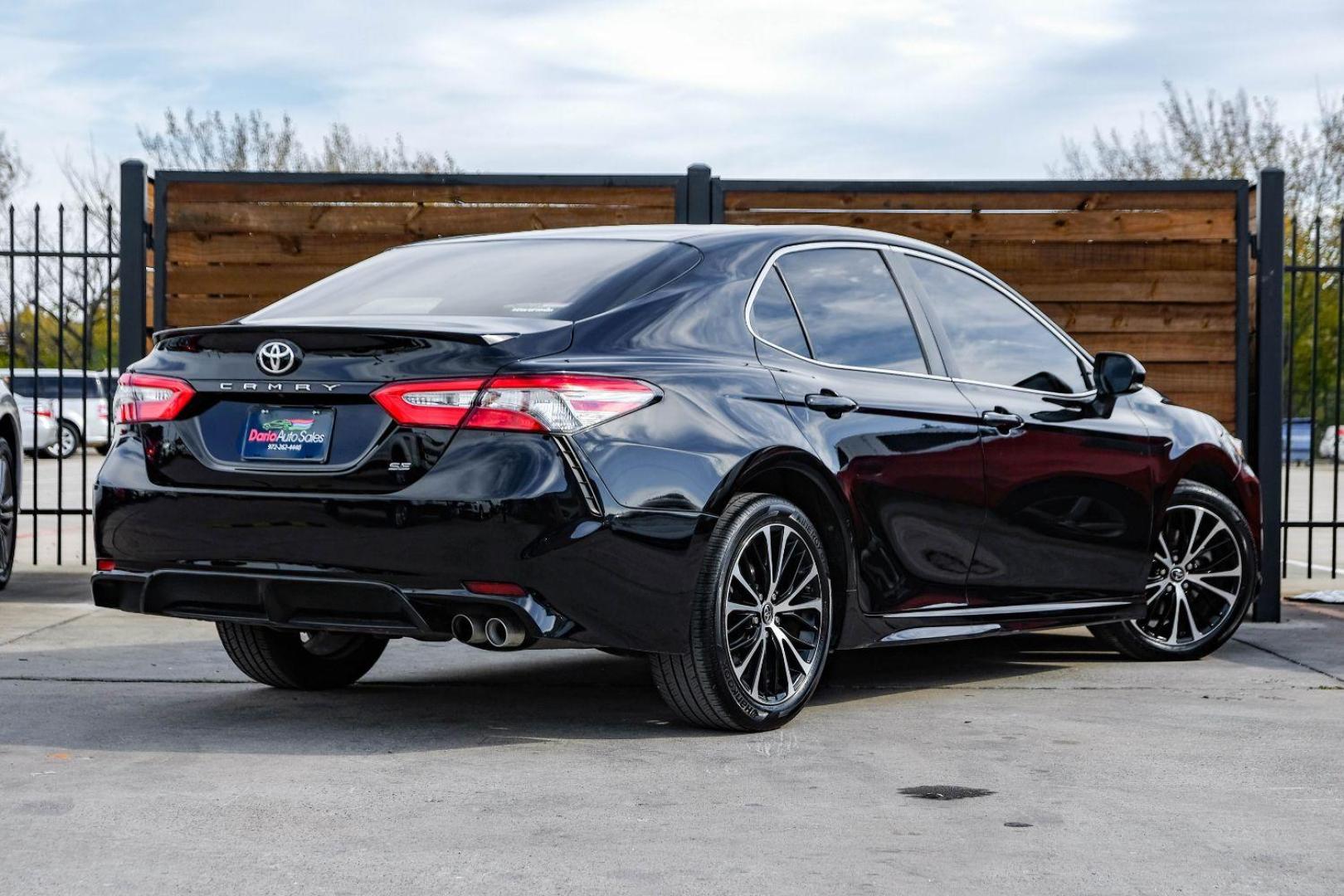 2018 BLACK Toyota Camry SE (4T1B11HKXJU) with an 2.5L L4 DOHC 16V engine, 8-Speed Automatic transmission, located at 2401 E Main St., Grand Prairie, TX, 75050, (972) 262-4440, 32.748981, -96.969643 - Photo#5