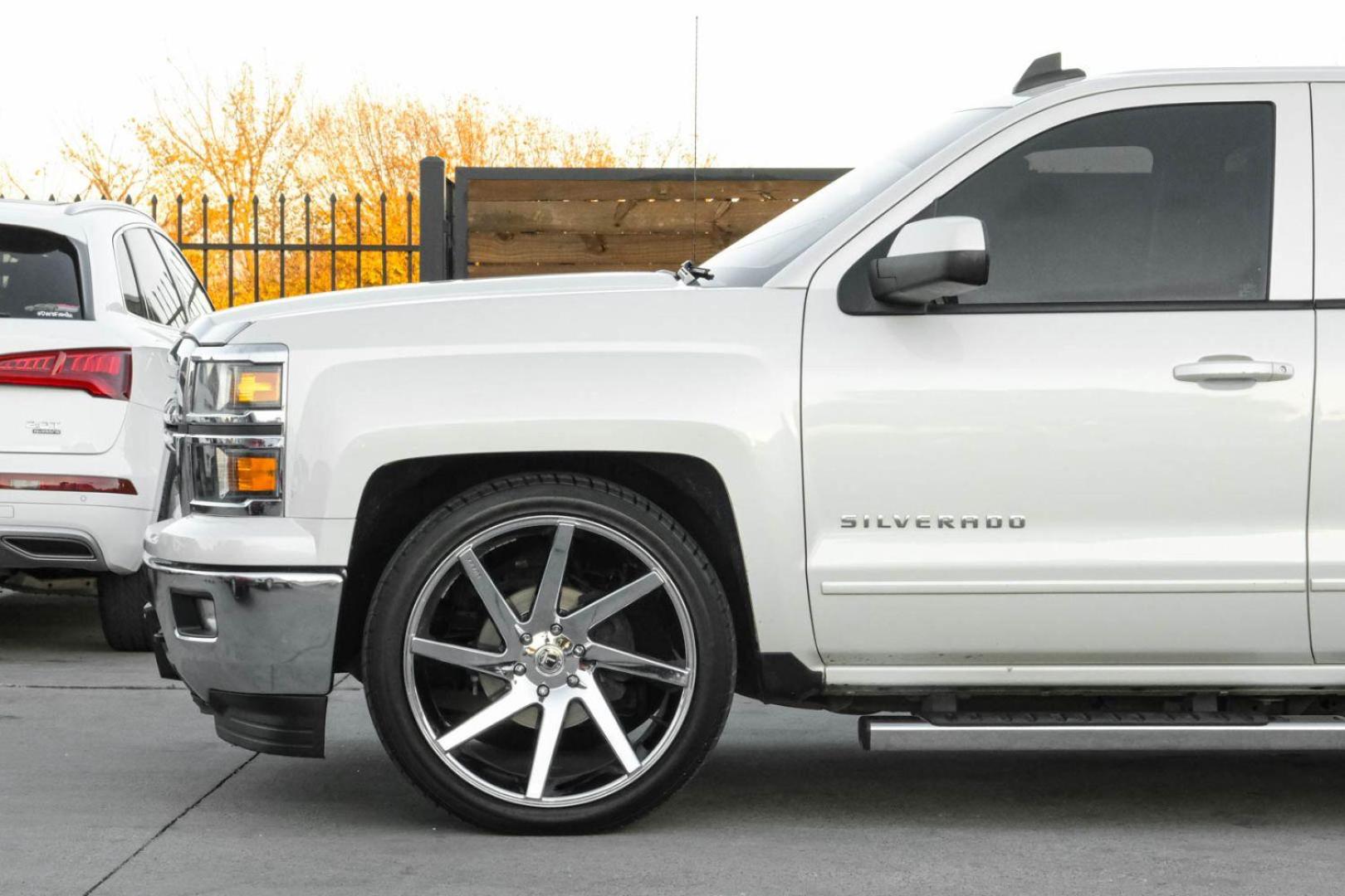 2015 WHITE Chevrolet Silverado 1500 LT Crew Cab 4WD (3GCUKRECXFG) with an 5.3L V8 OHV 16V engine, 6-Speed Automatic transmission, located at 2401 E Main St., Grand Prairie, TX, 75050, (972) 262-4440, 32.748981, -96.969643 - Photo#9