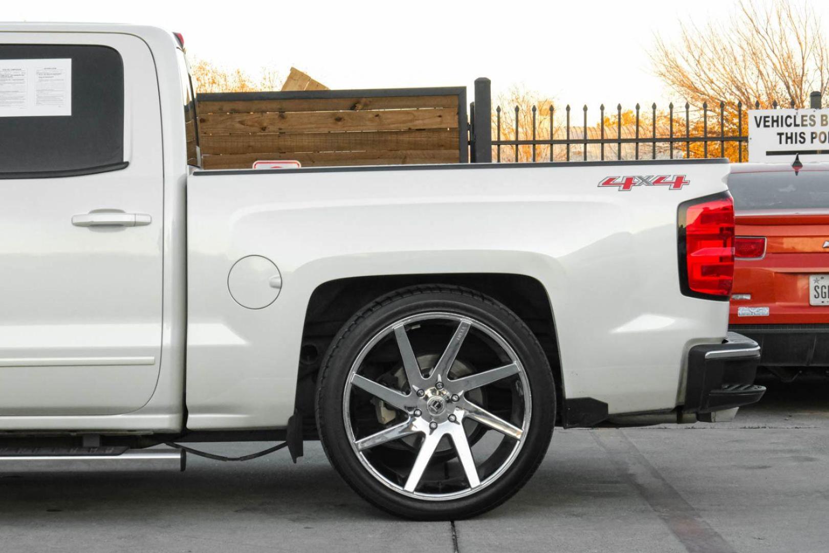 2015 WHITE Chevrolet Silverado 1500 LT Crew Cab 4WD (3GCUKRECXFG) with an 5.3L V8 OHV 16V engine, 6-Speed Automatic transmission, located at 2401 E Main St., Grand Prairie, TX, 75050, (972) 262-4440, 32.748981, -96.969643 - Photo#10