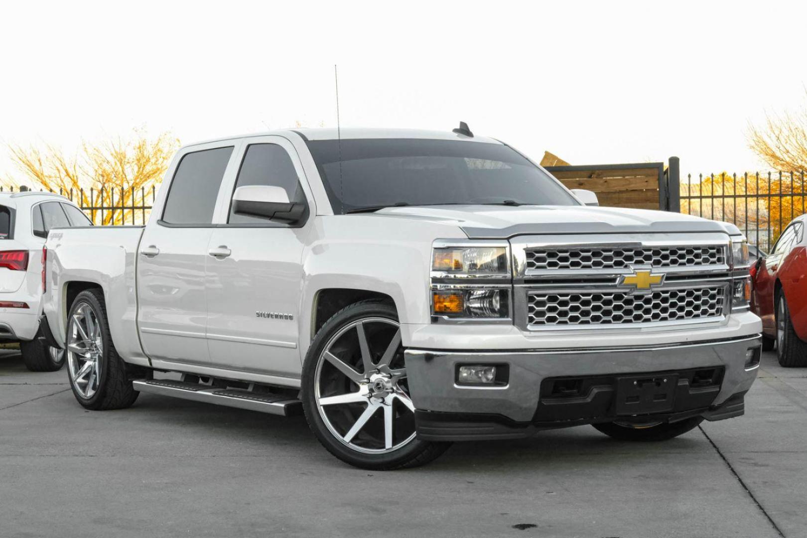 2015 WHITE Chevrolet Silverado 1500 LT Crew Cab 4WD (3GCUKRECXFG) with an 5.3L V8 OHV 16V engine, 6-Speed Automatic transmission, located at 2401 E Main St., Grand Prairie, TX, 75050, (972) 262-4440, 32.748981, -96.969643 - Photo#3