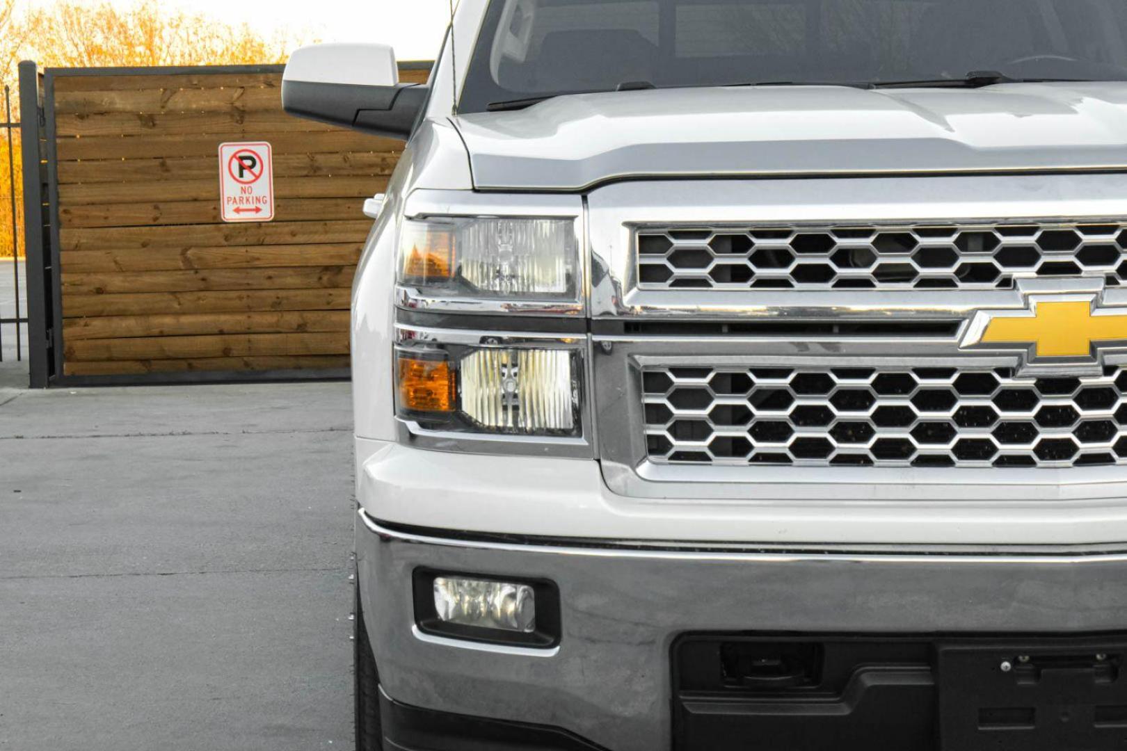 2015 WHITE Chevrolet Silverado 1500 LT Crew Cab 4WD (3GCUKRECXFG) with an 5.3L V8 OHV 16V engine, 6-Speed Automatic transmission, located at 2401 E Main St., Grand Prairie, TX, 75050, (972) 262-4440, 32.748981, -96.969643 - Photo#39