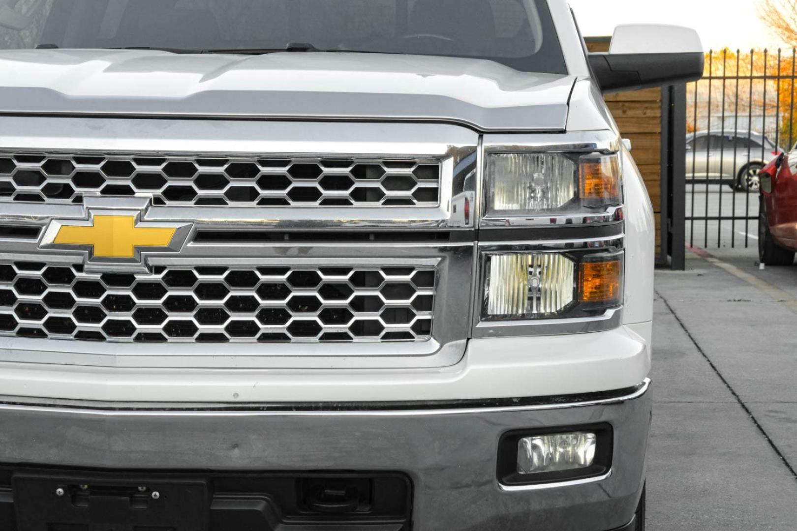 2015 WHITE Chevrolet Silverado 1500 LT Crew Cab 4WD (3GCUKRECXFG) with an 5.3L V8 OHV 16V engine, 6-Speed Automatic transmission, located at 2401 E Main St., Grand Prairie, TX, 75050, (972) 262-4440, 32.748981, -96.969643 - Photo#40