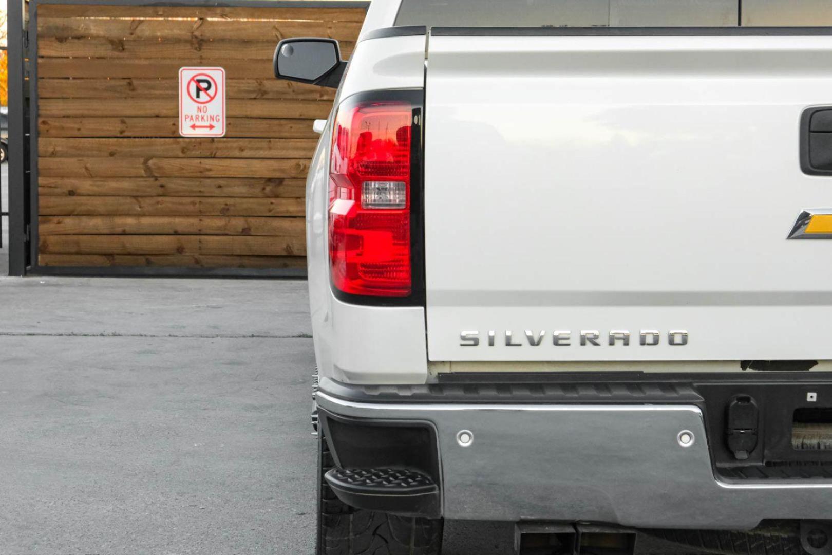 2015 WHITE Chevrolet Silverado 1500 LT Crew Cab 4WD (3GCUKRECXFG) with an 5.3L V8 OHV 16V engine, 6-Speed Automatic transmission, located at 2401 E Main St., Grand Prairie, TX, 75050, (972) 262-4440, 32.748981, -96.969643 - Photo#41